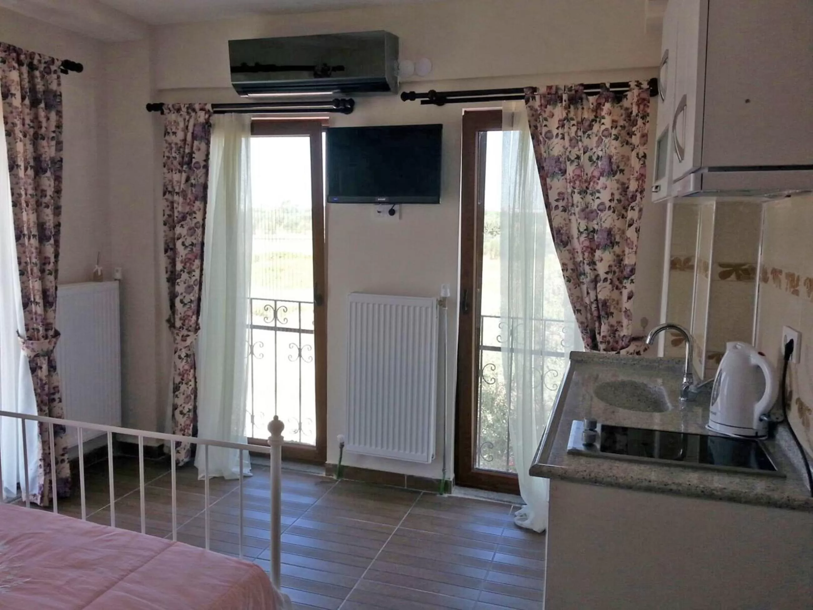 Coffee/tea facilities, Bed in Ede Apart Otel