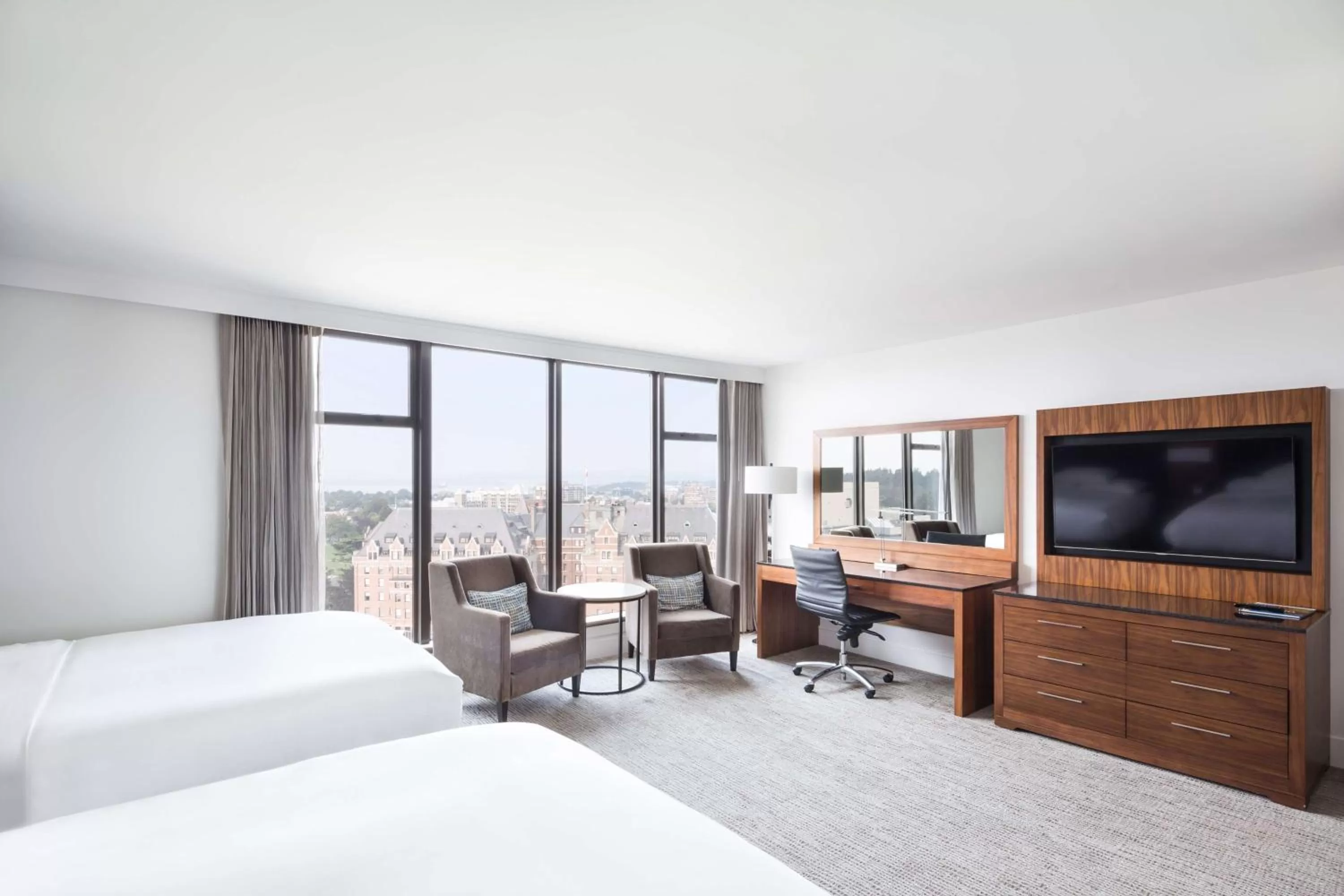 Bedroom, Bed in DoubleTree by Hilton Hotel & Suites Victoria