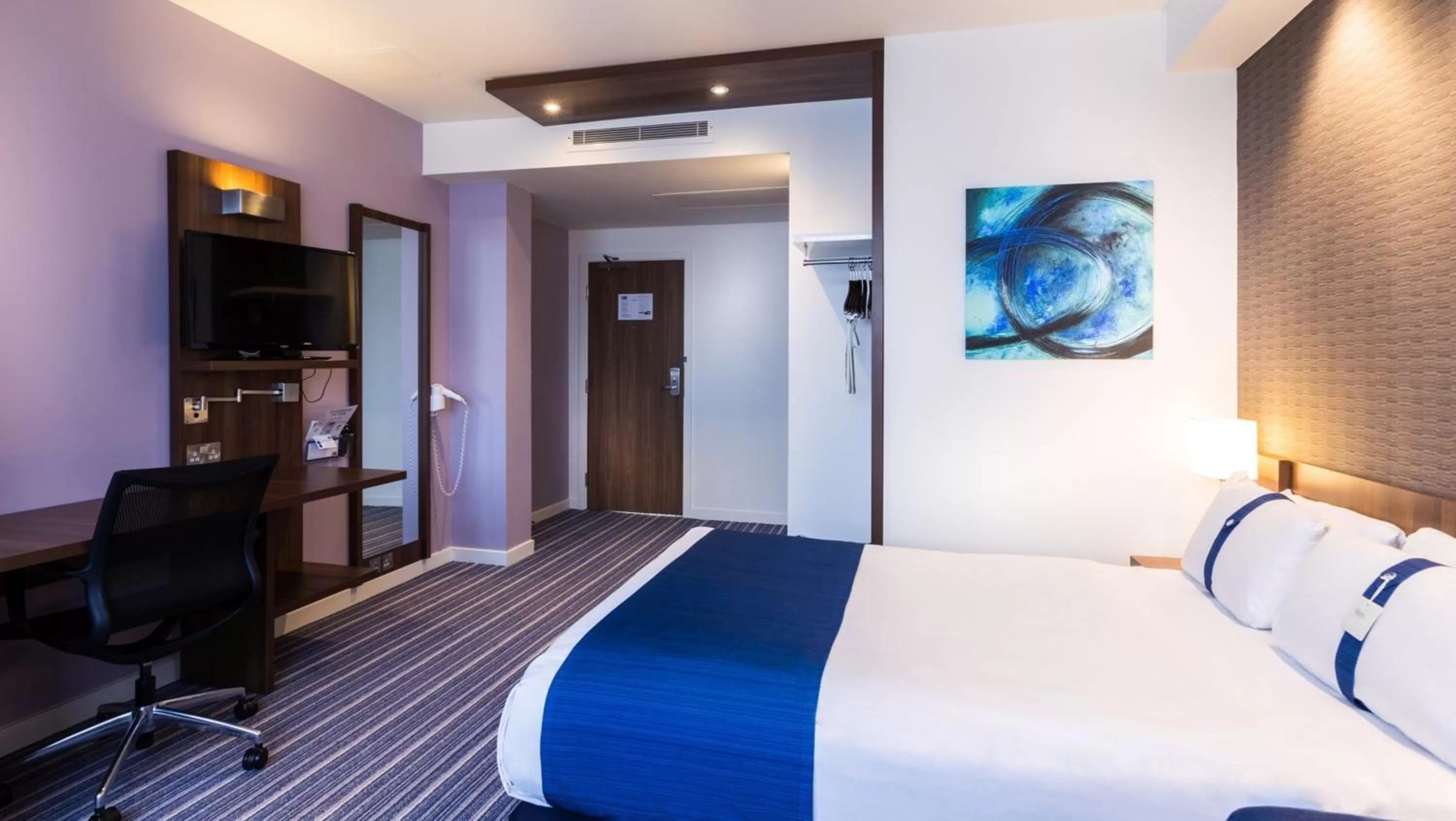 Photo of the whole room, Bed in Holiday Inn Express Wakefield by IHG