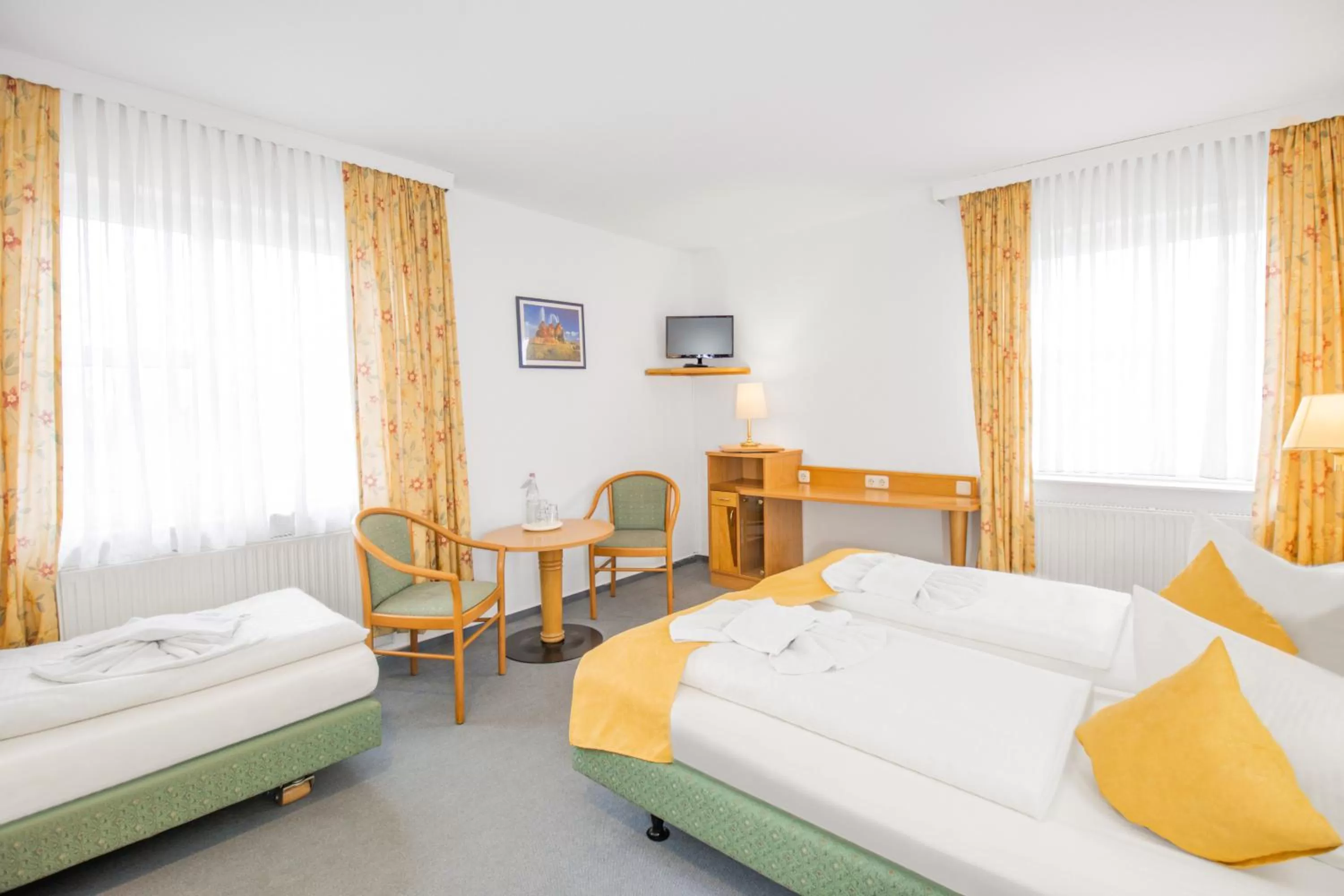 Photo of the whole room, Bed in Hotel garni Zwickau-Mosel