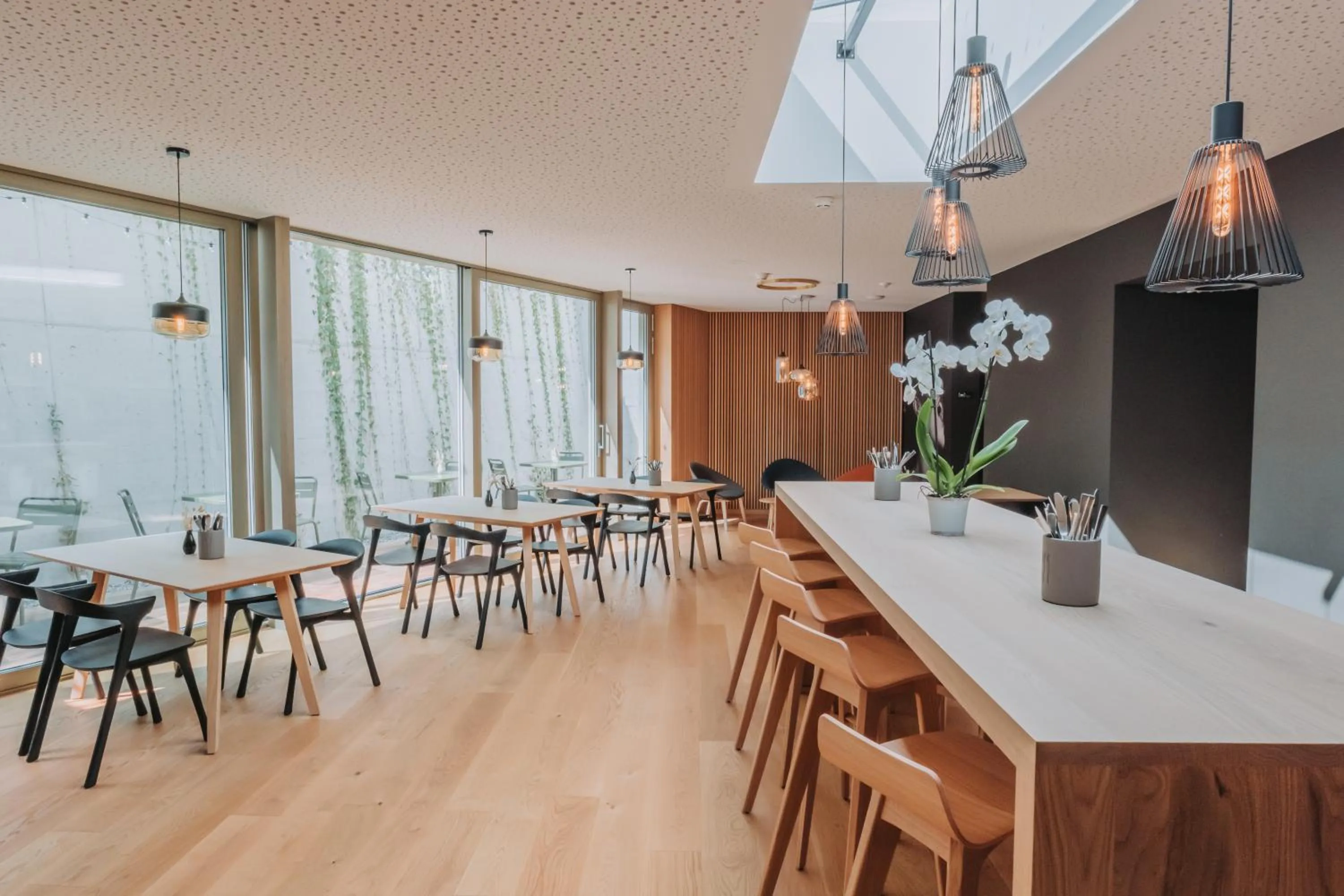 Restaurant/places to eat in Montreux Youth Hostel