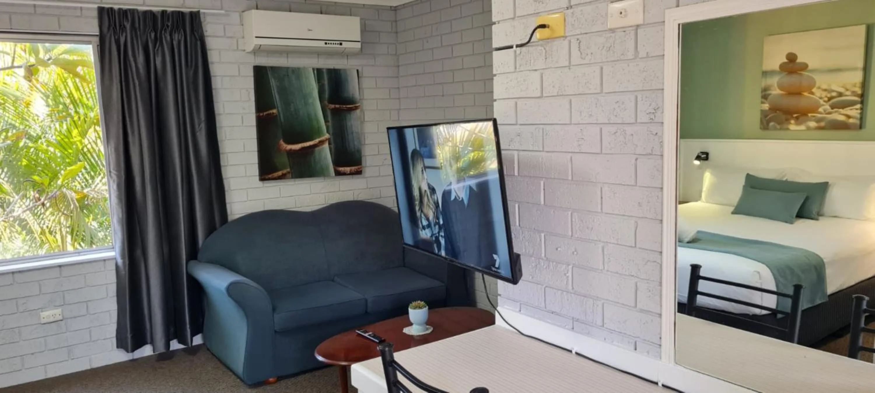 Communal lounge/ TV room, Bed in Marco Polo Motor Inn Taree