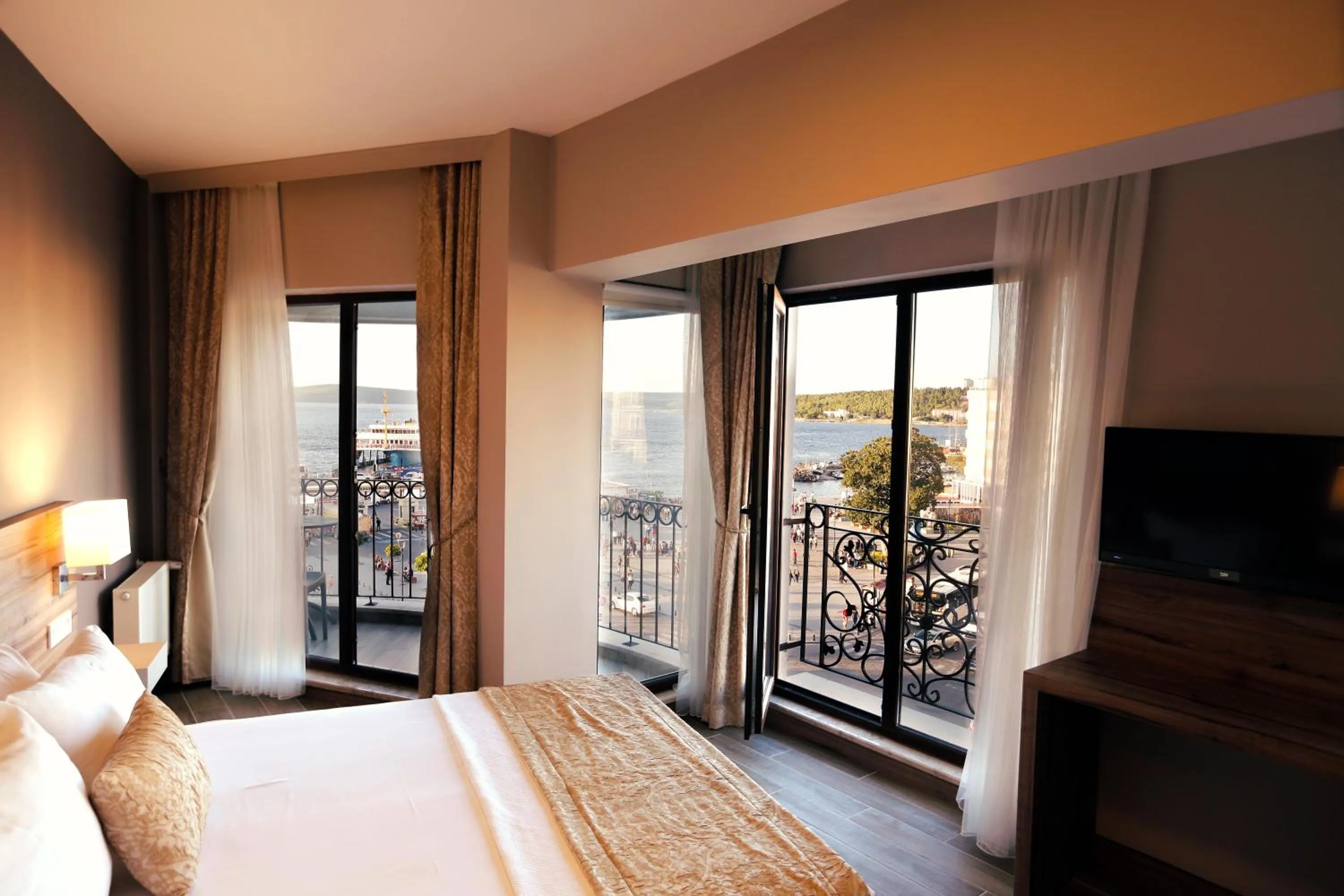 Photo of the whole room, Bed in Kule Hotel