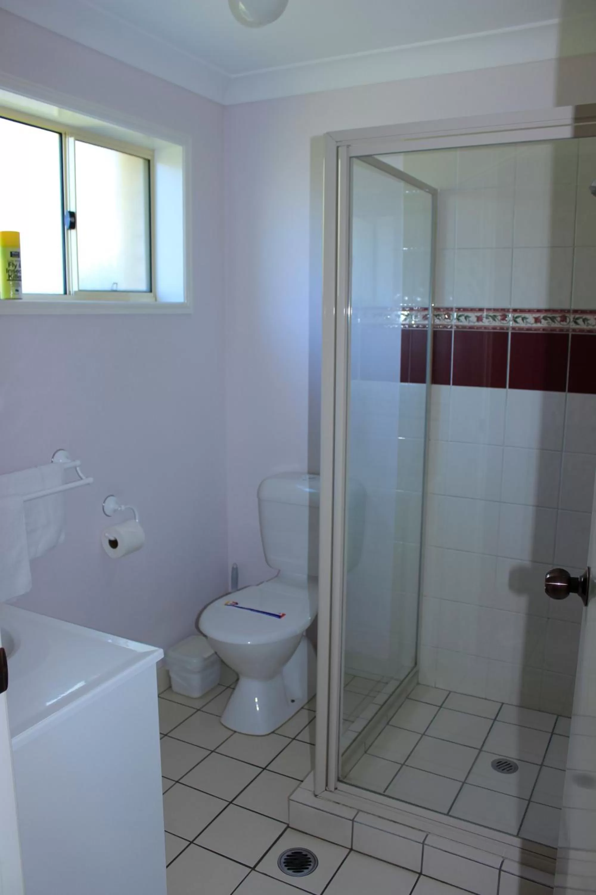 Shower, Bathroom in Kilcoy Gardens Motel