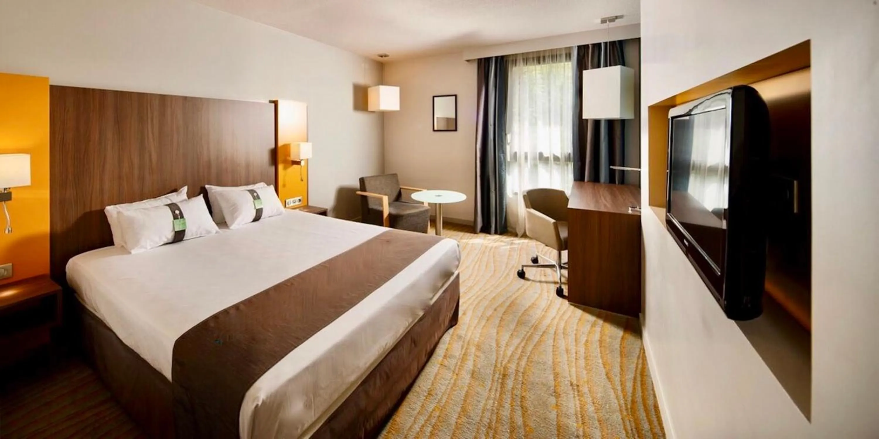 Photo of the whole room, Bed in Holiday Inn Lyon Vaise by IHG