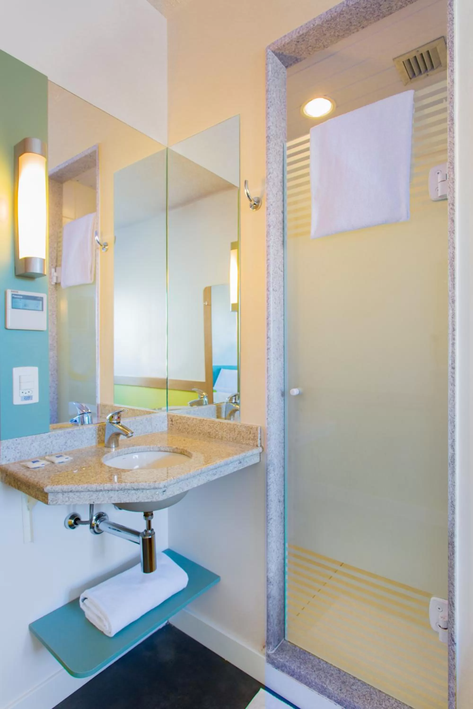 Shower in ibis budget Jundiai Shopping