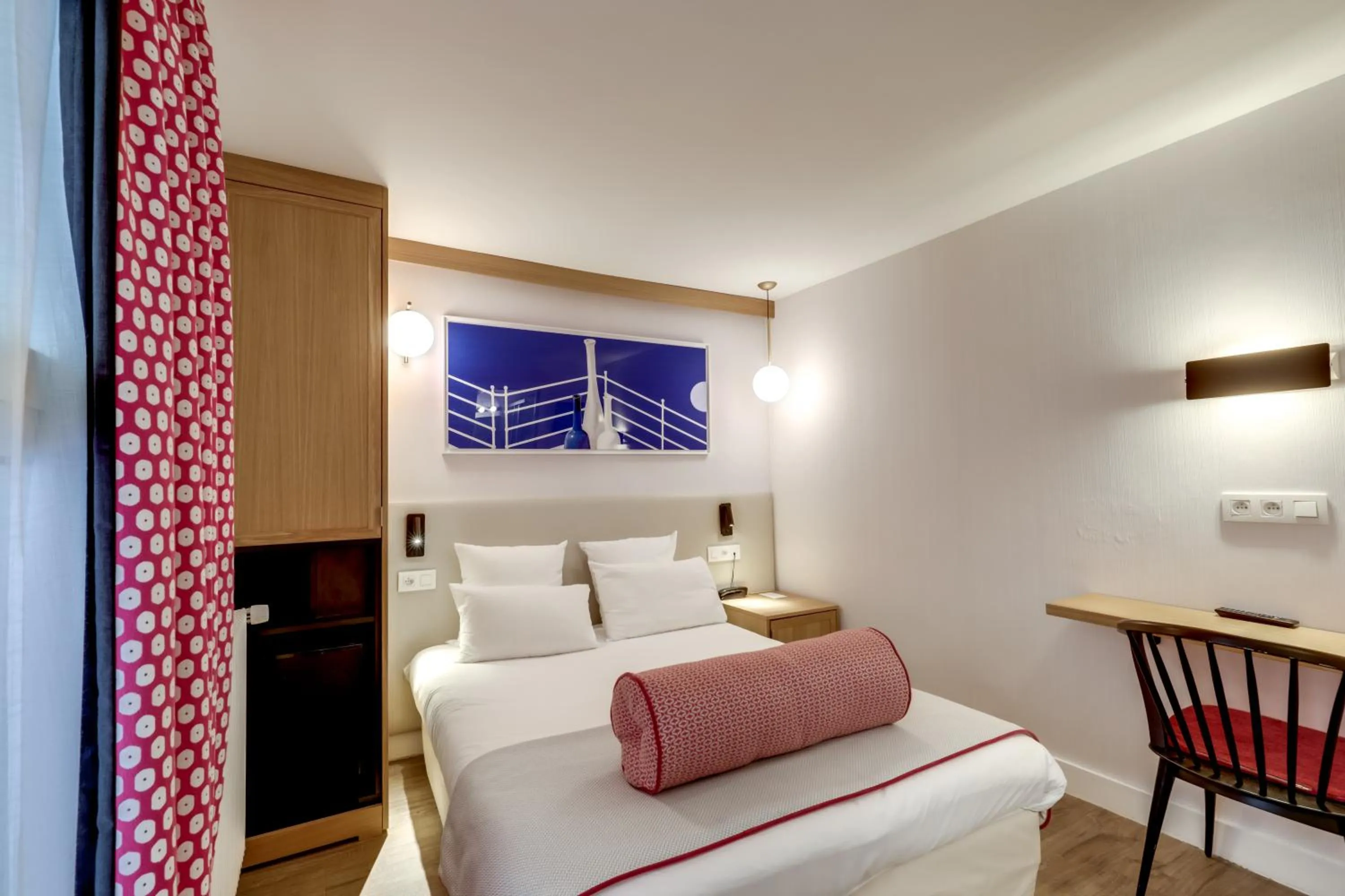 Photo of the whole room, Bed in Hôtel Alexandrine Opera