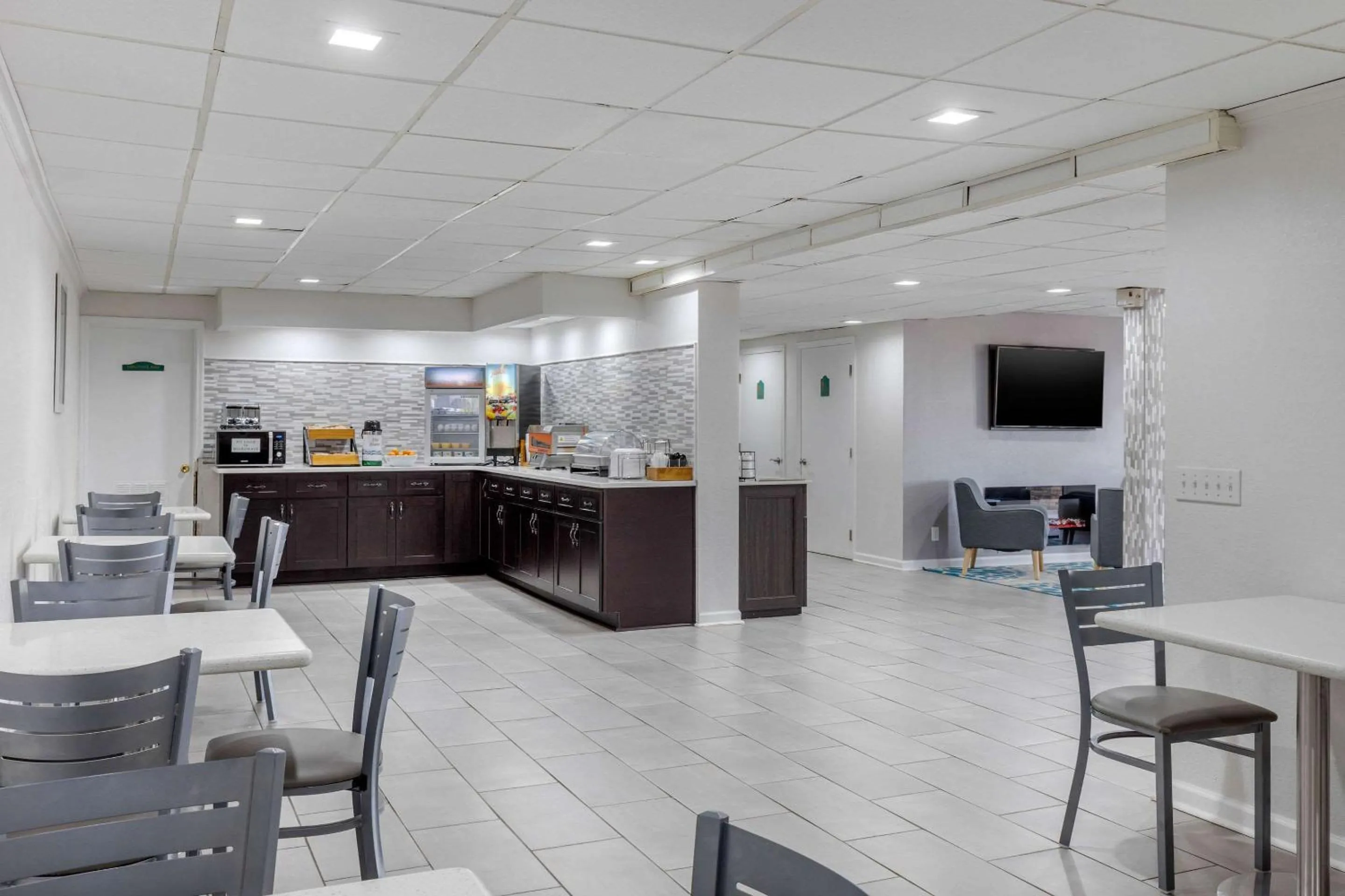 Restaurant/Places to Eat in Suburban Studios at the University