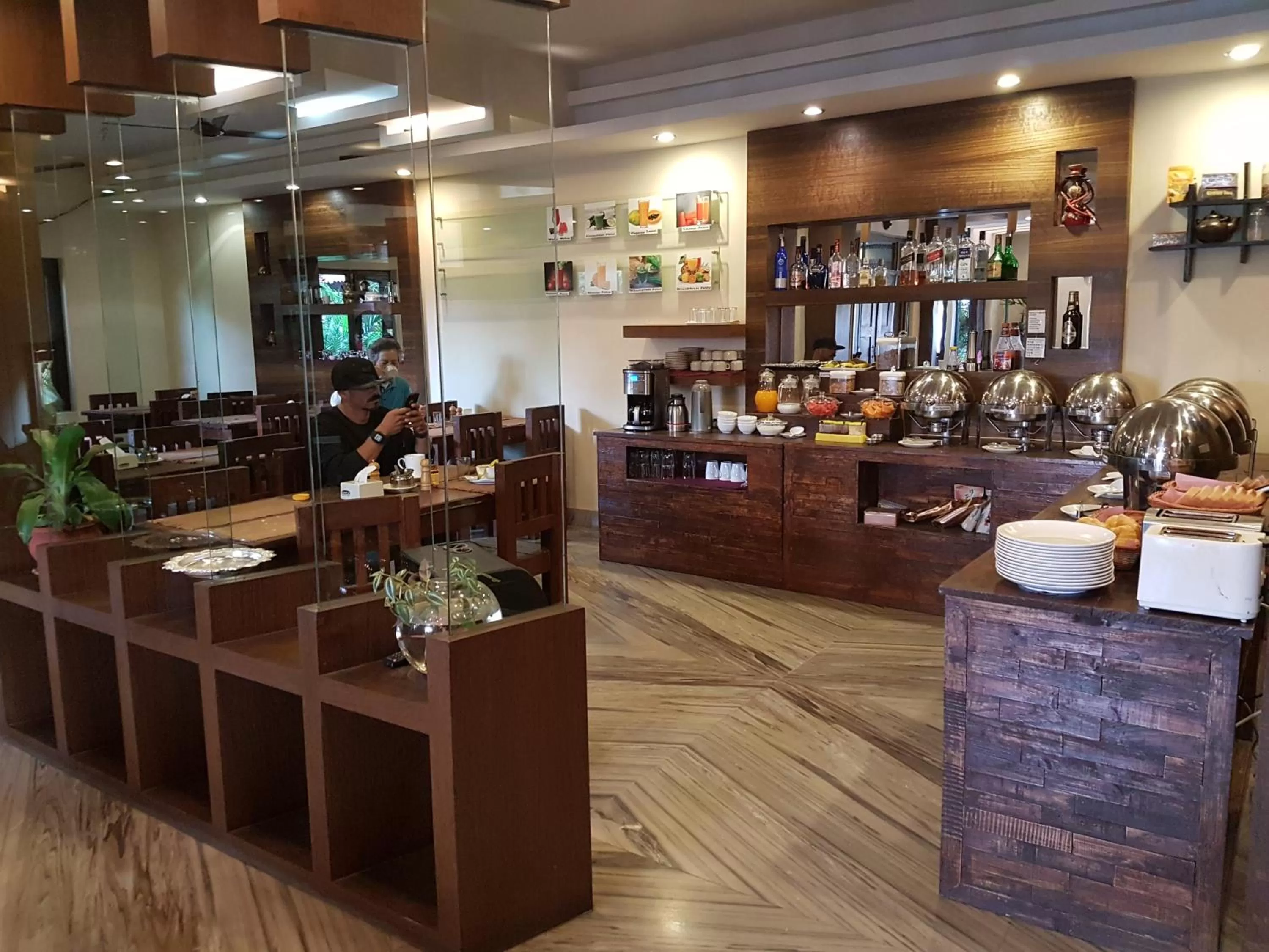 Restaurant/places to eat in Hotel Middle Path & Spa