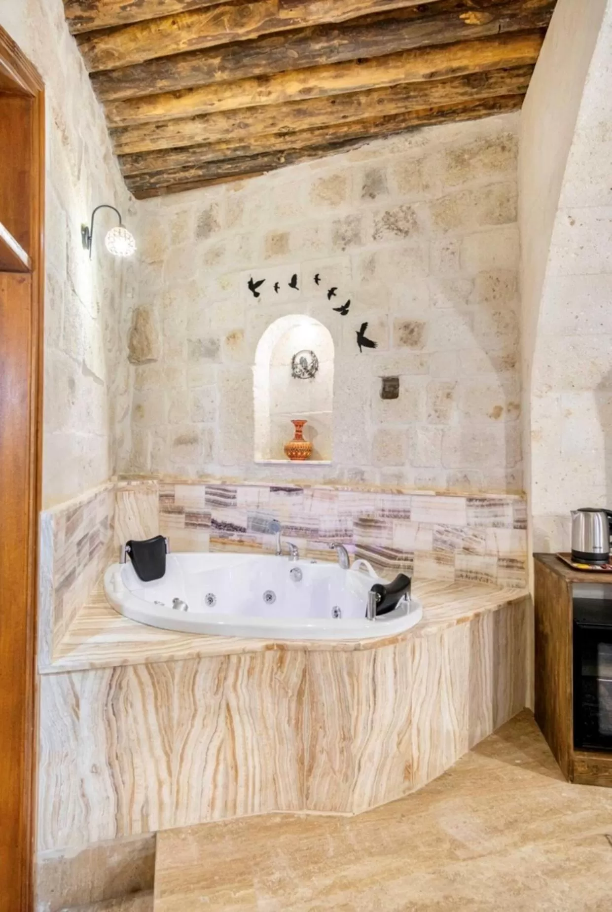 Hot Tub in Uzay Cave Suite Hotel