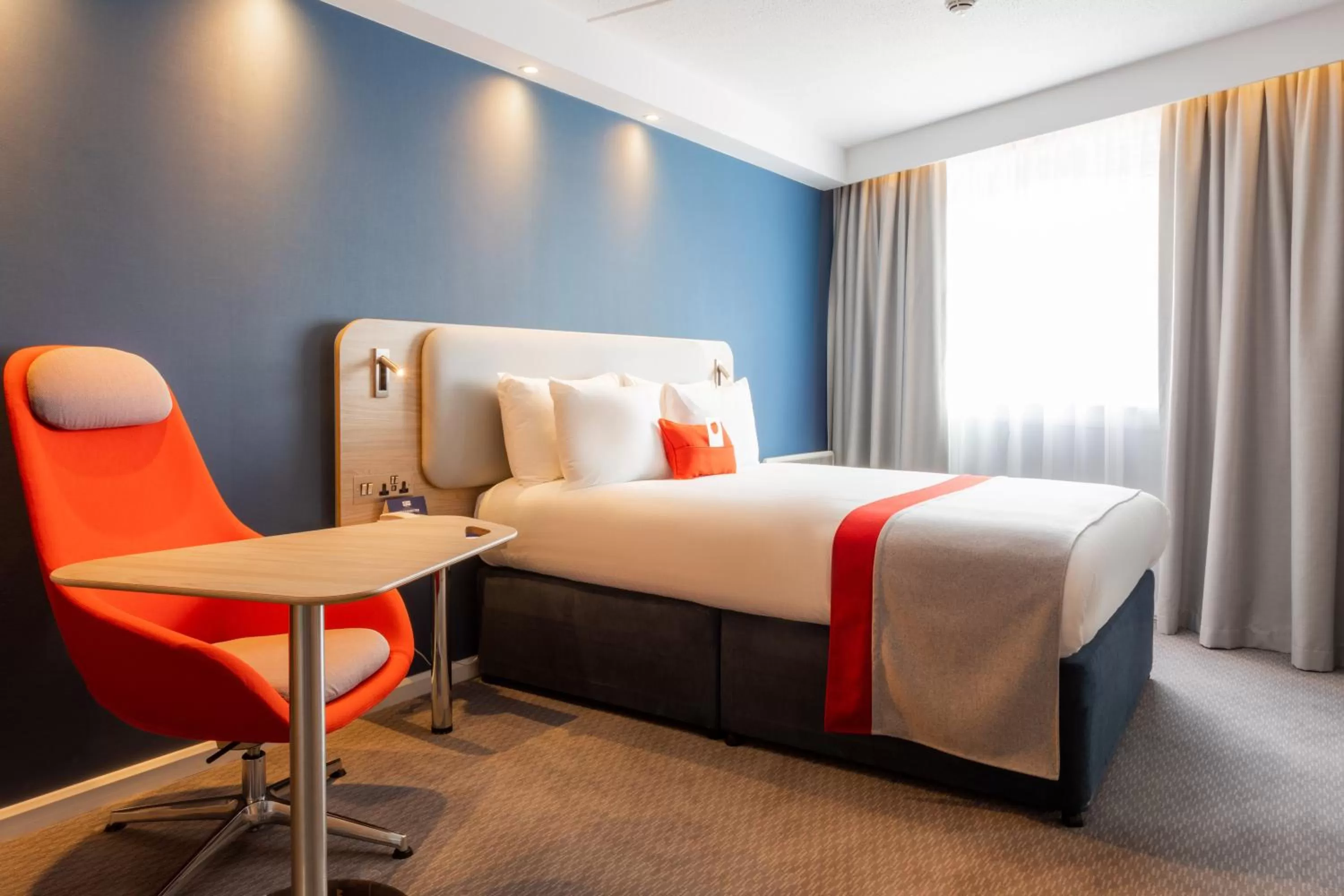 Photo of the whole room, Bed in Holiday Inn Express - Glasgow - City Ctr Theatreland by IHG