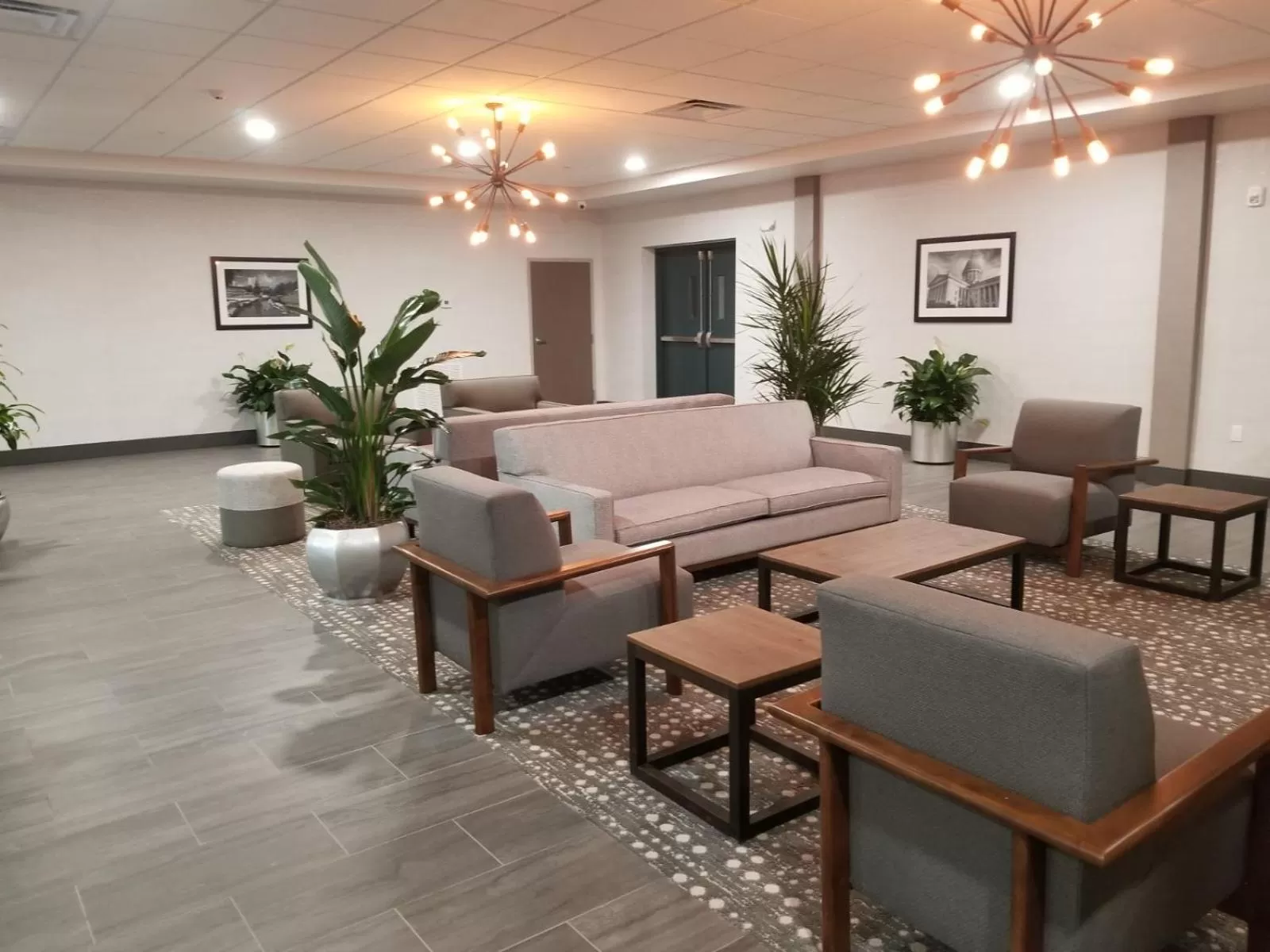 Seating area in Radisson Hotel Oklahoma City Airport