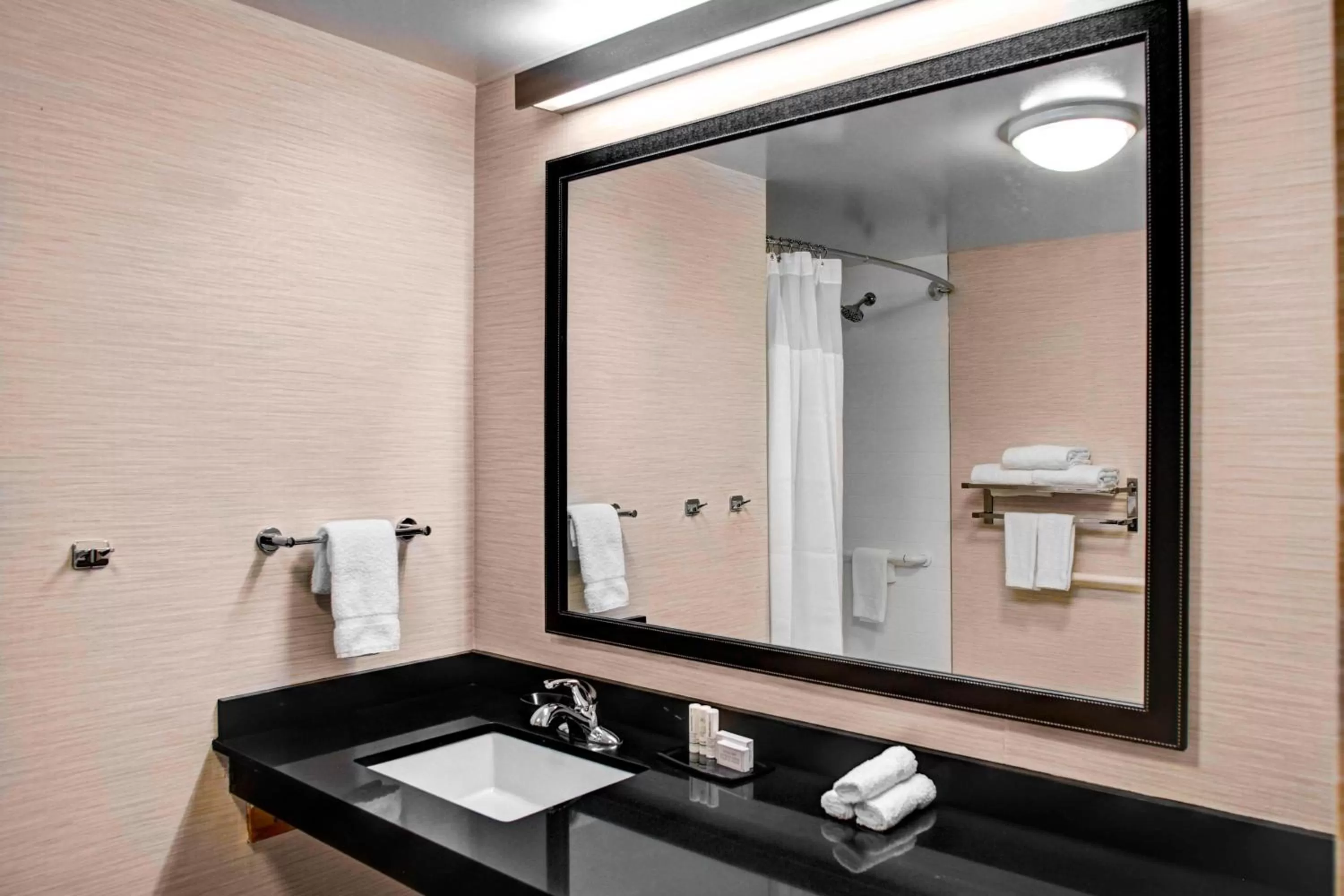Bathroom in Fairfield Inn & Suites by Marriott Los Angeles LAX/El Segundo