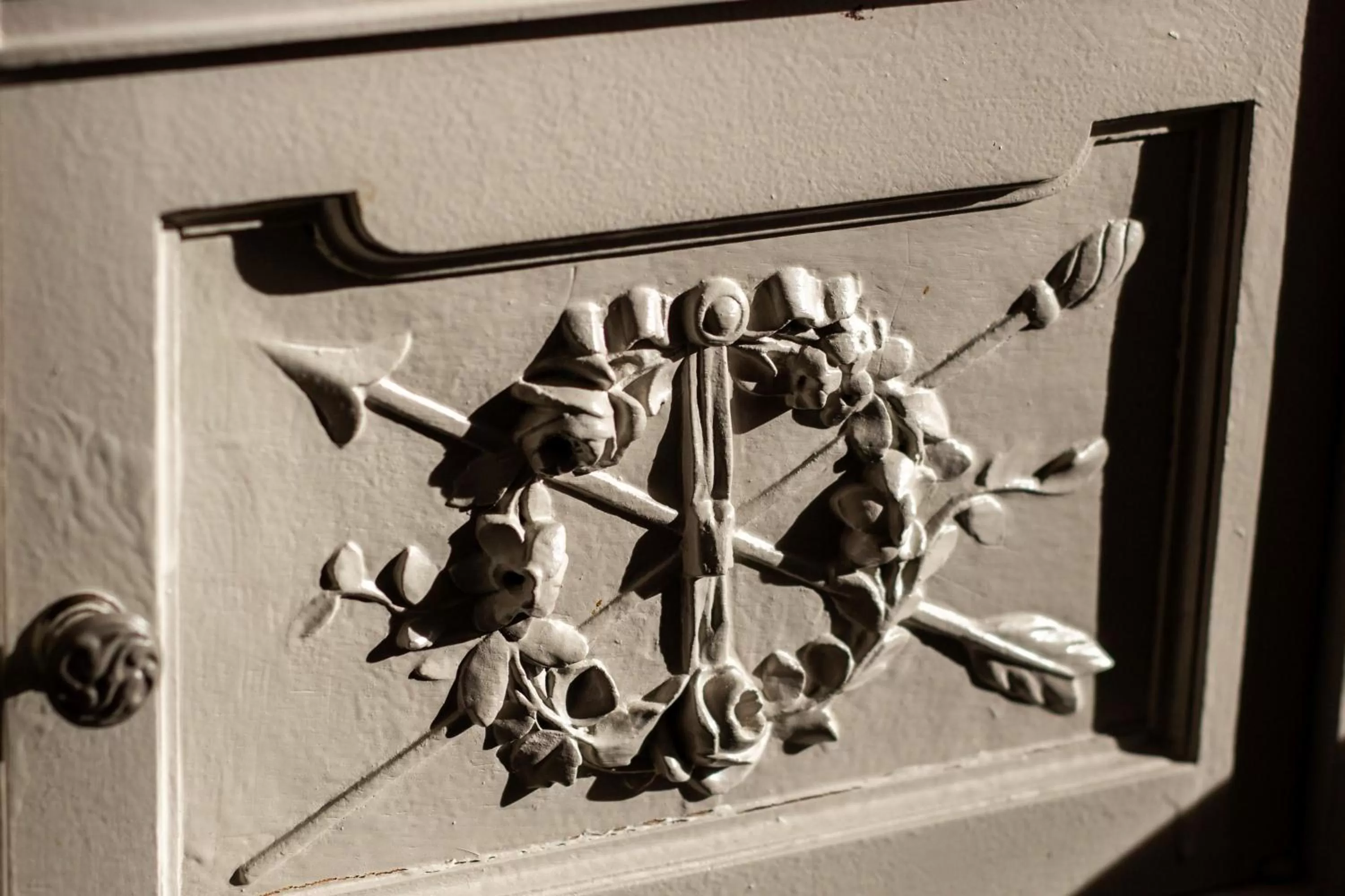 Decorative detail in Hôtel de France