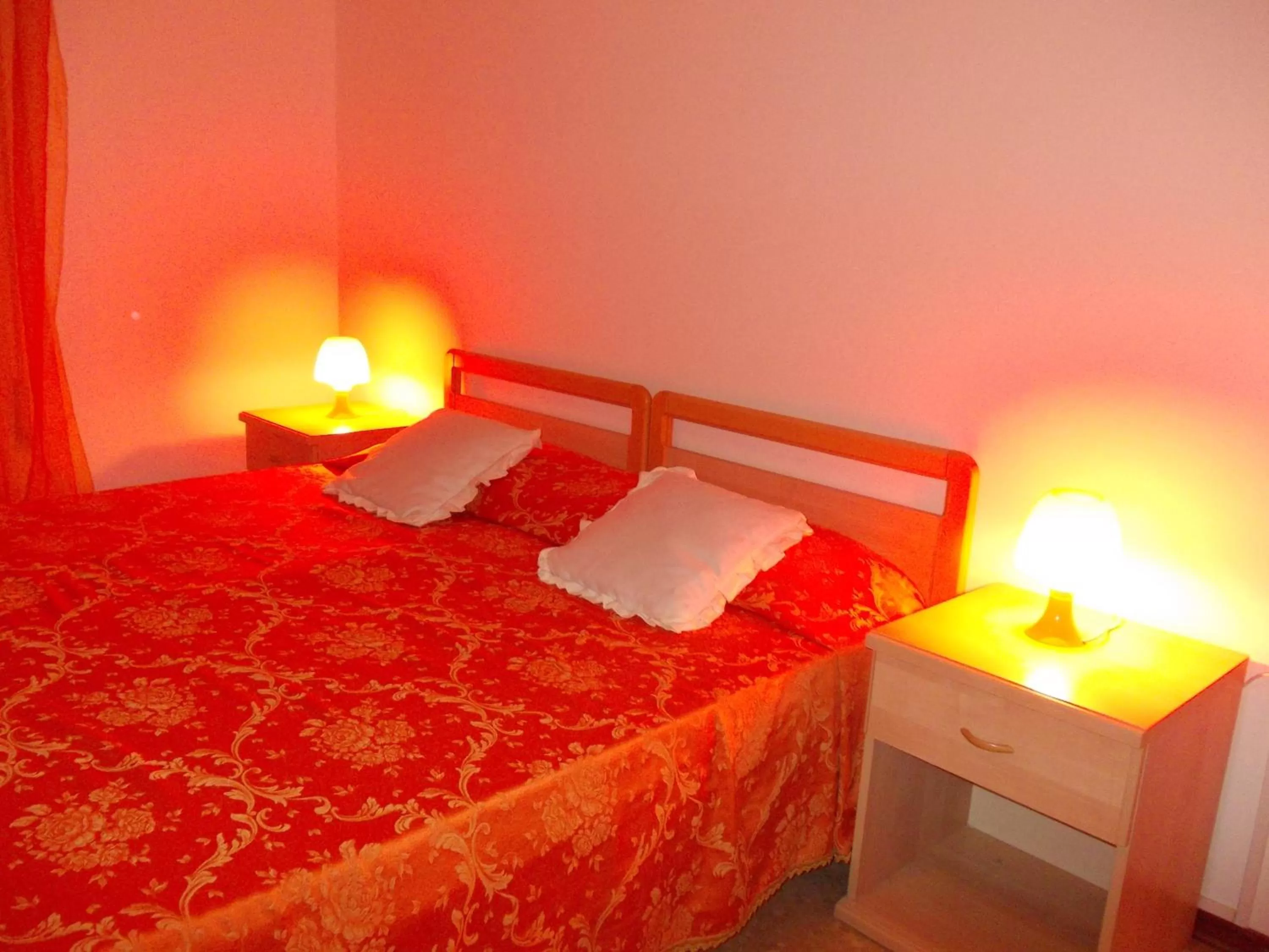 Decorative detail, Bed in Travellers Lodge Bed & Rooms