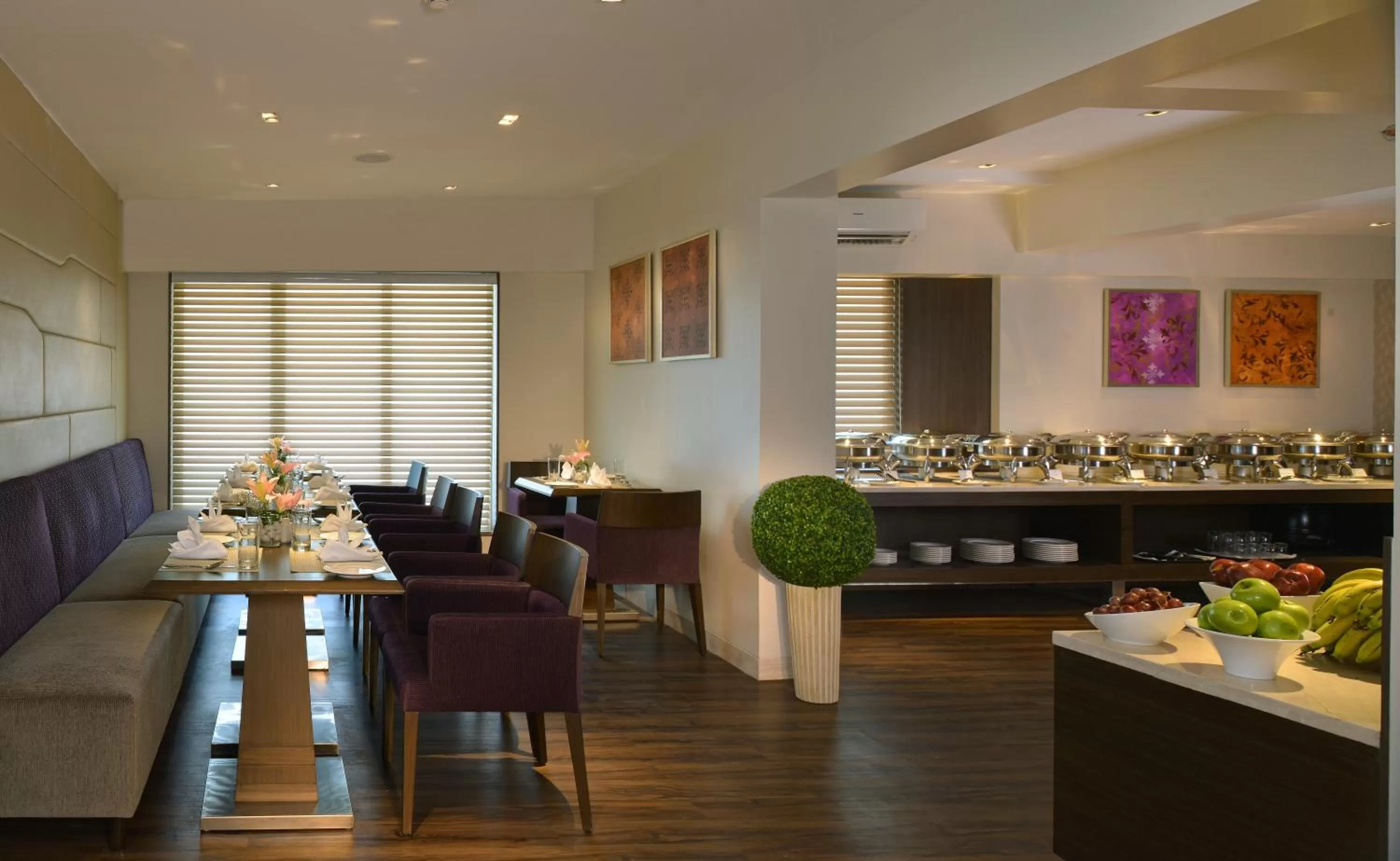 Restaurant/places to eat in Residency Sarovar Portico