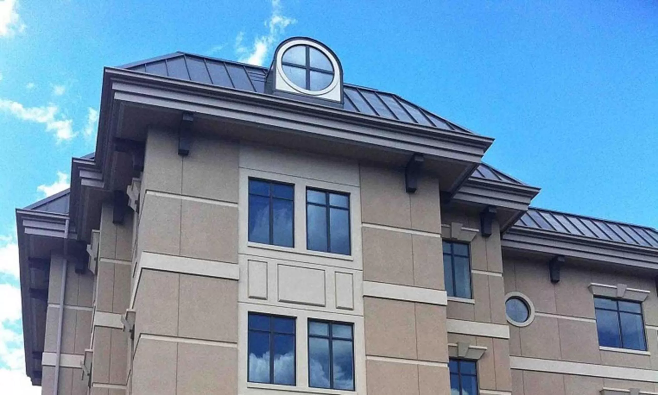 Facade/entrance in Penn Wells Lodge