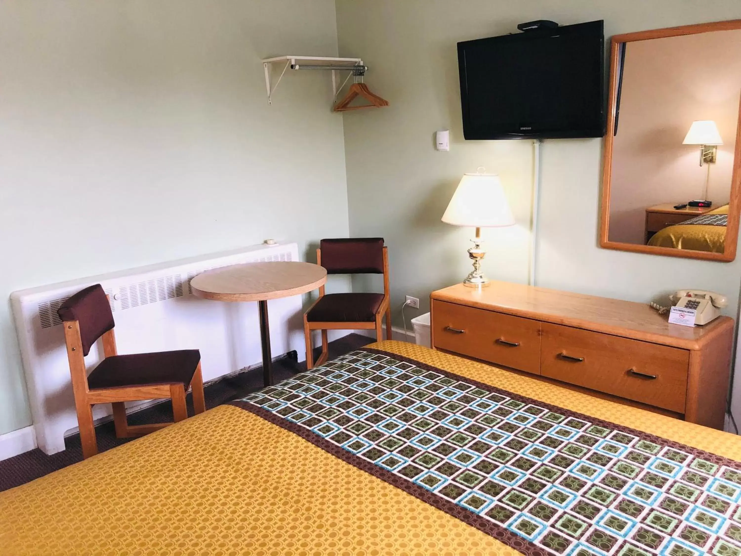 2 Queen Beds Suite with Kitchen and Kitchenette in Perth Plaza Inn & Suites 2 Queen Beds Suite with Kitchen and Kitchenette in Perth Plaza Inn & Suites