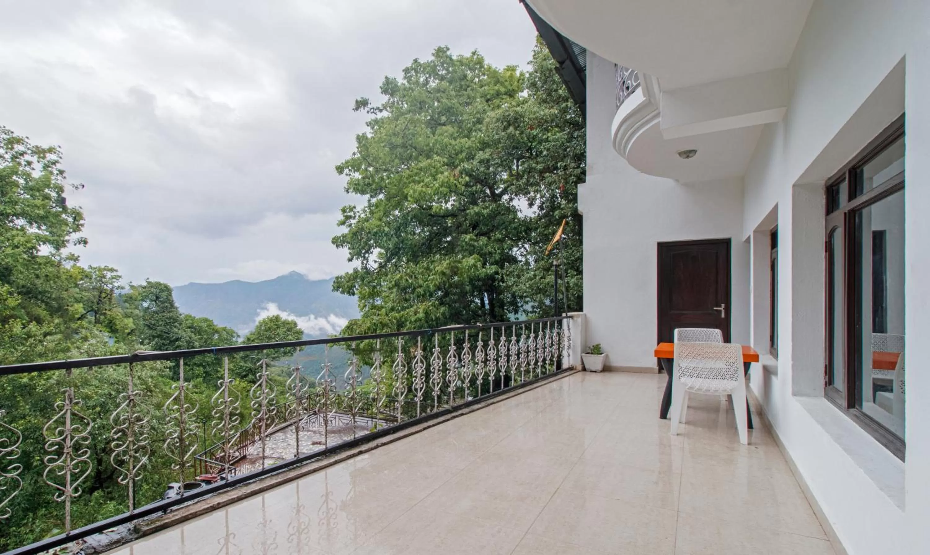 Balcony/Terrace in Itsy By Treebo - Peak View