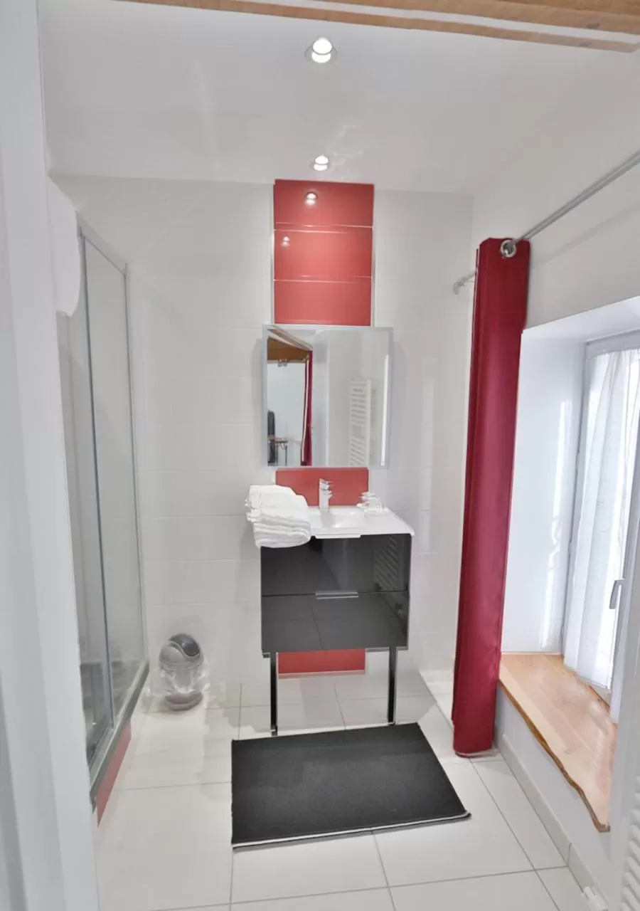 Bathroom in Le Relais Basque