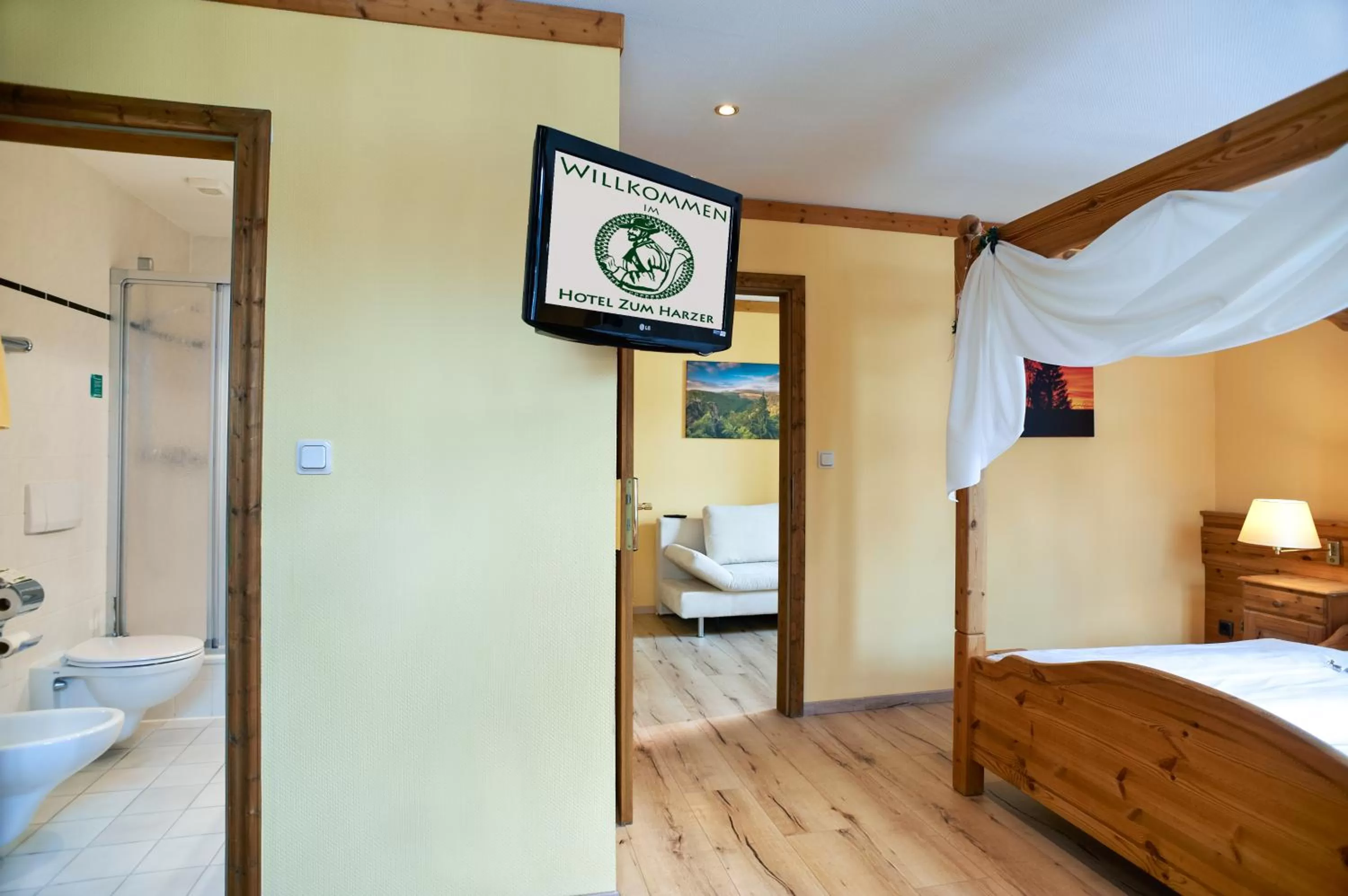 Bathroom, Bed in Hotel Zum Harzer