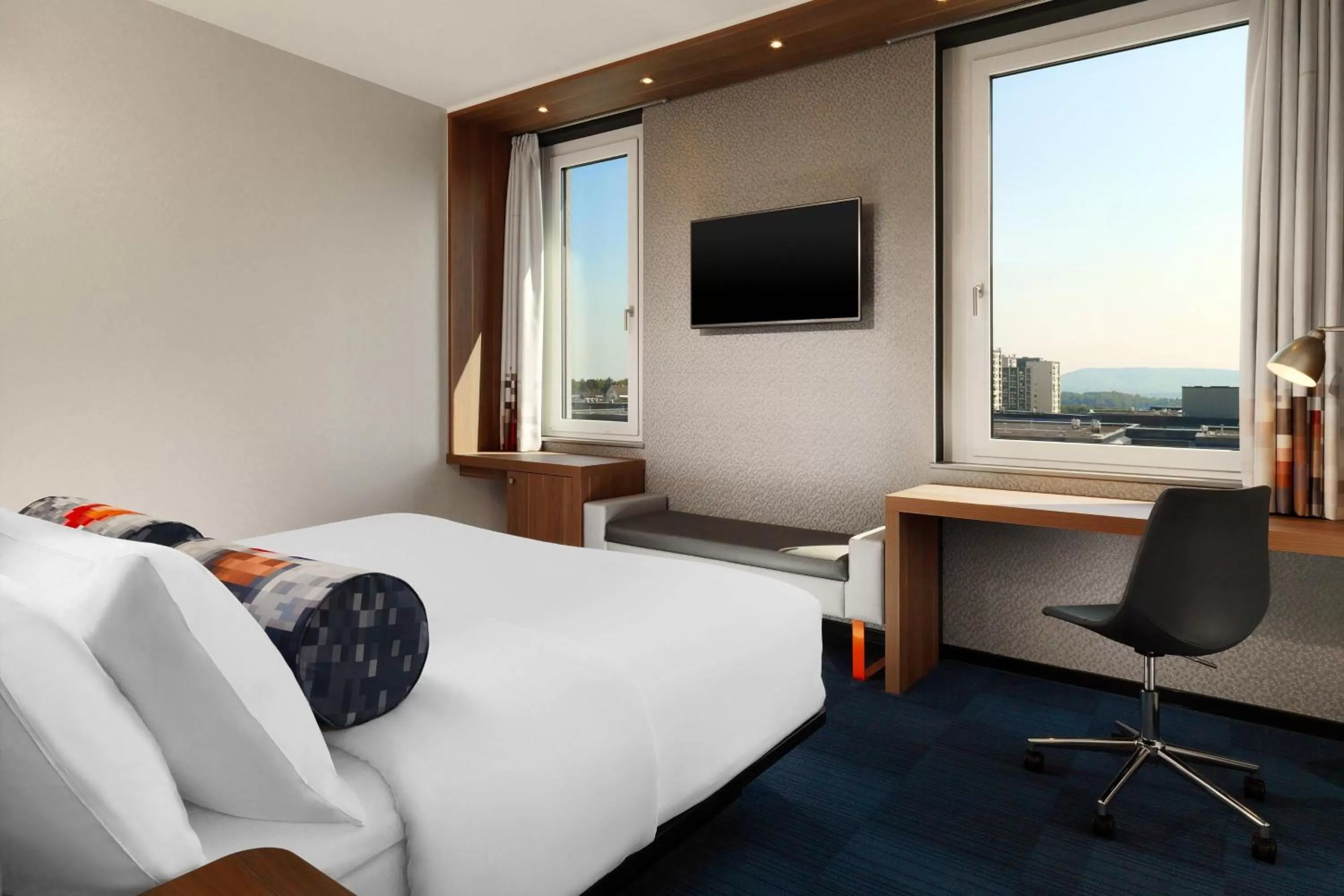 Photo of the whole room, Bed in Aloft Stuttgart