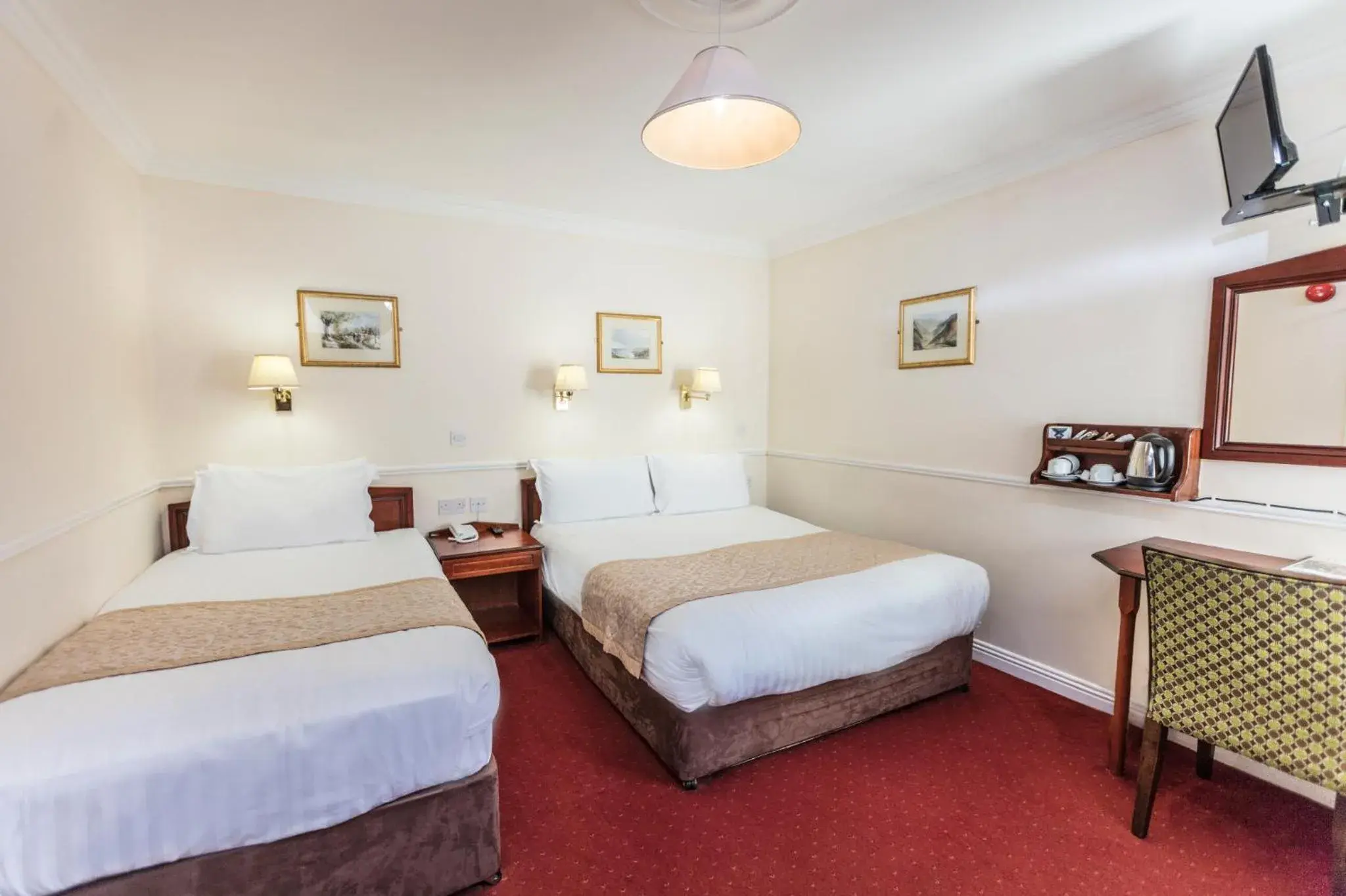 Triple Room in The Lansdowne Hotel Triple Room in The Lansdowne Hotel