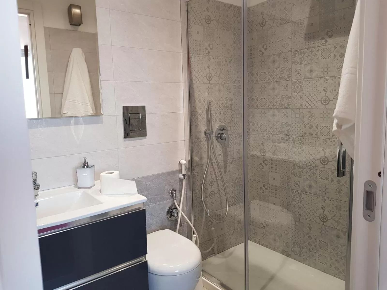 Shower in 2B Fifteen Floor Suite Napoli