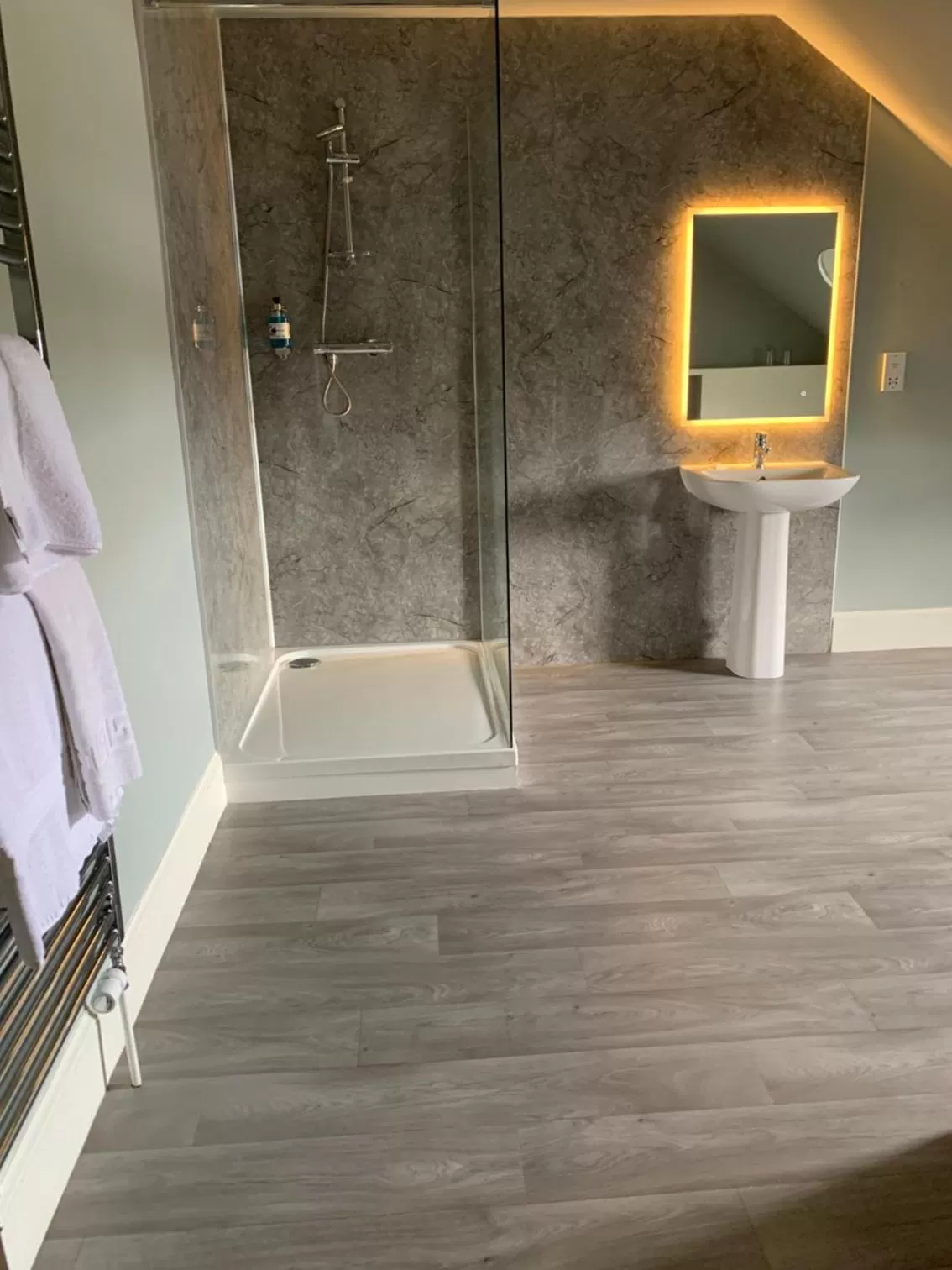 Shower in The Royal Hotel Elgin