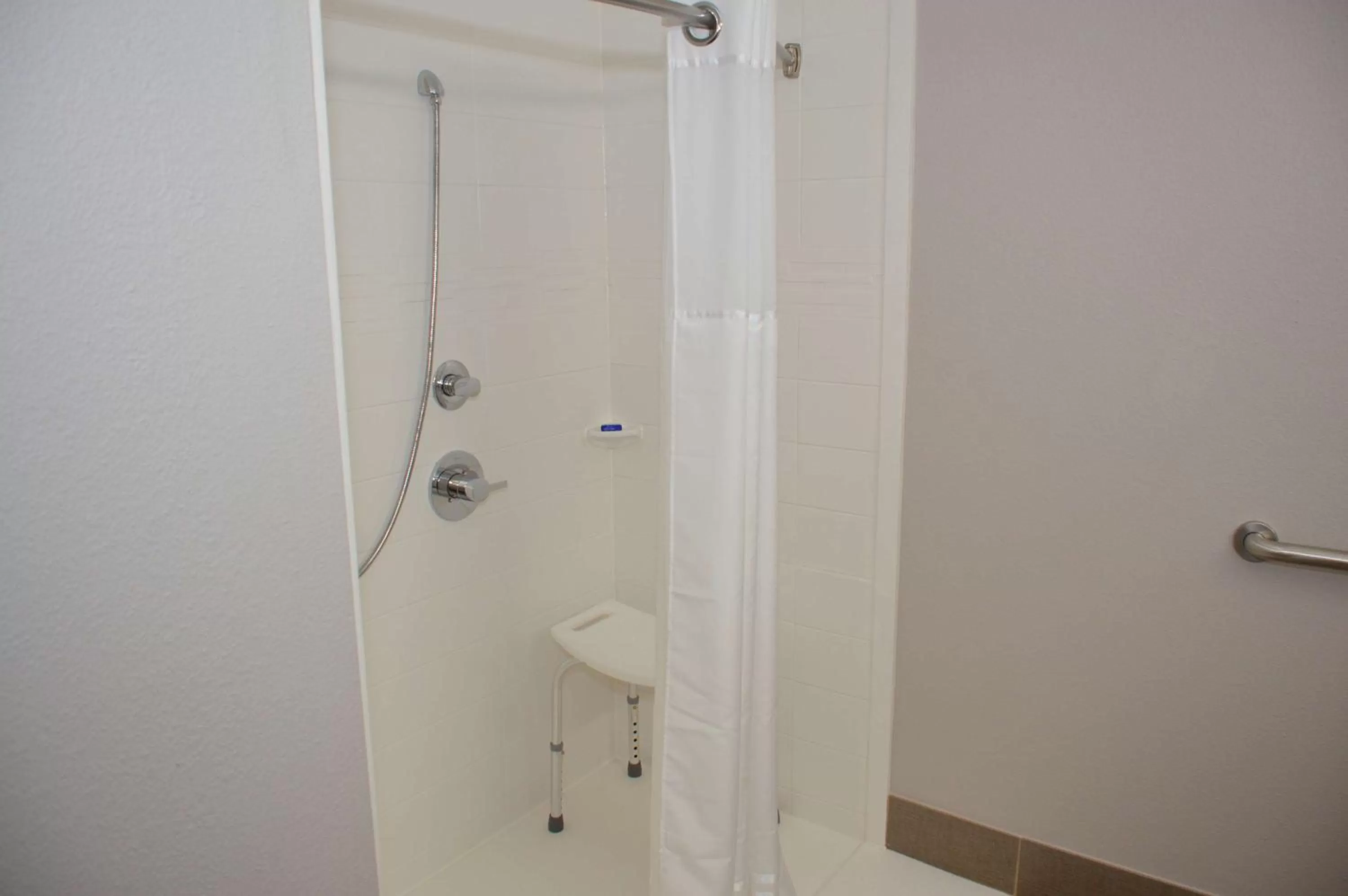 Bathroom in Best Western Plus Longview – University Hotel