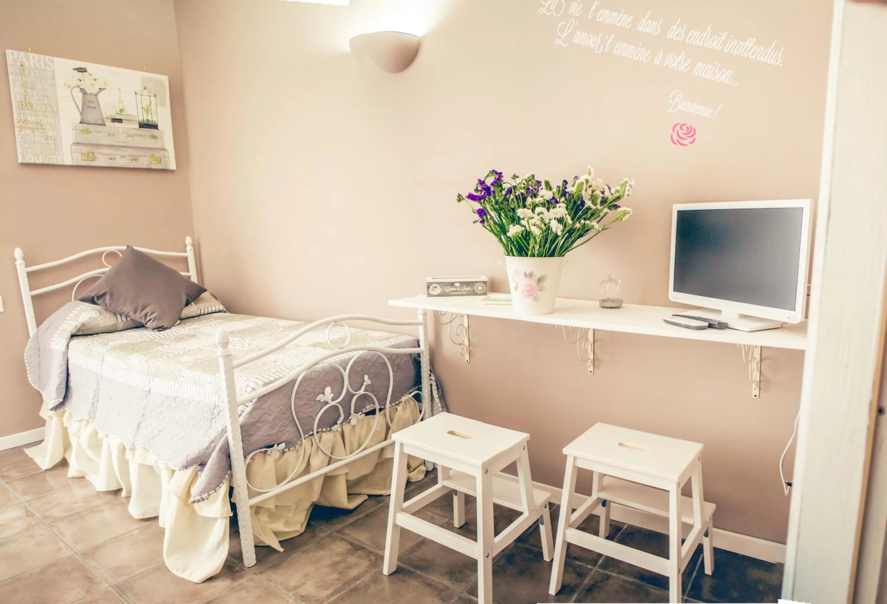 Dining area, Bed in La Peonia