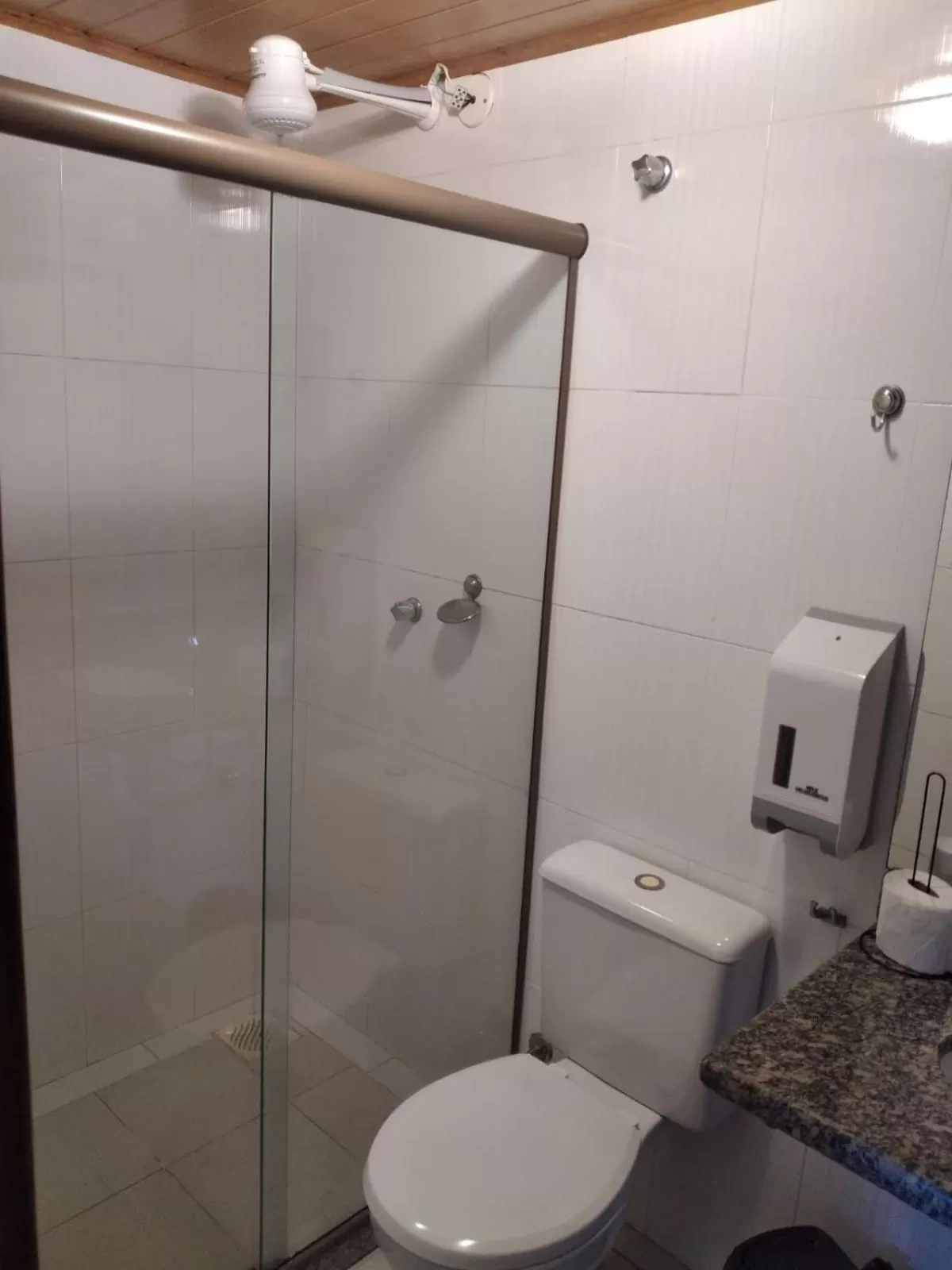 Shower, Bathroom in Hibiscos Pousada