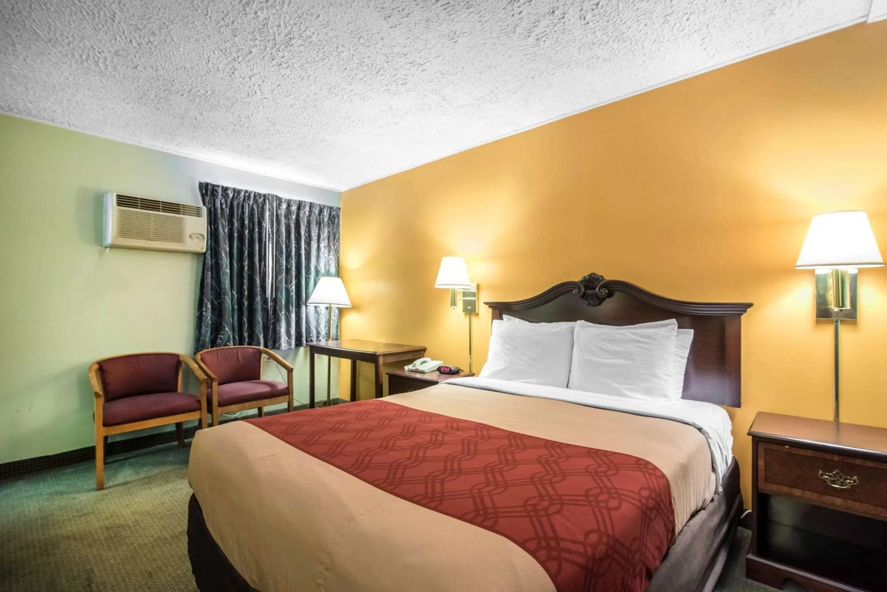 Photo of the whole room, Bed in Econo Lodge