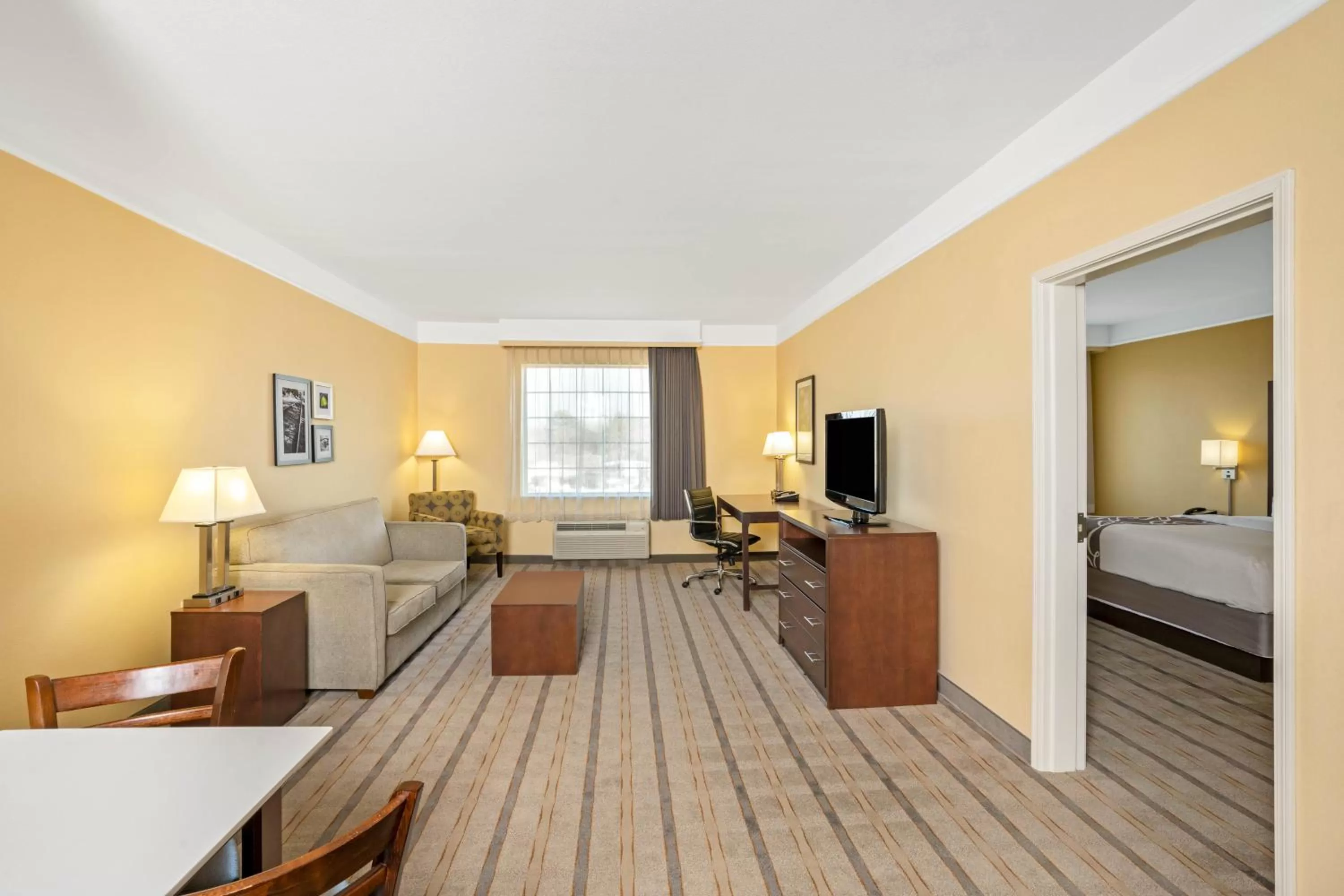 Living room, Bed in La Quinta by Wyndham Houston NW Beltway8/WestRD