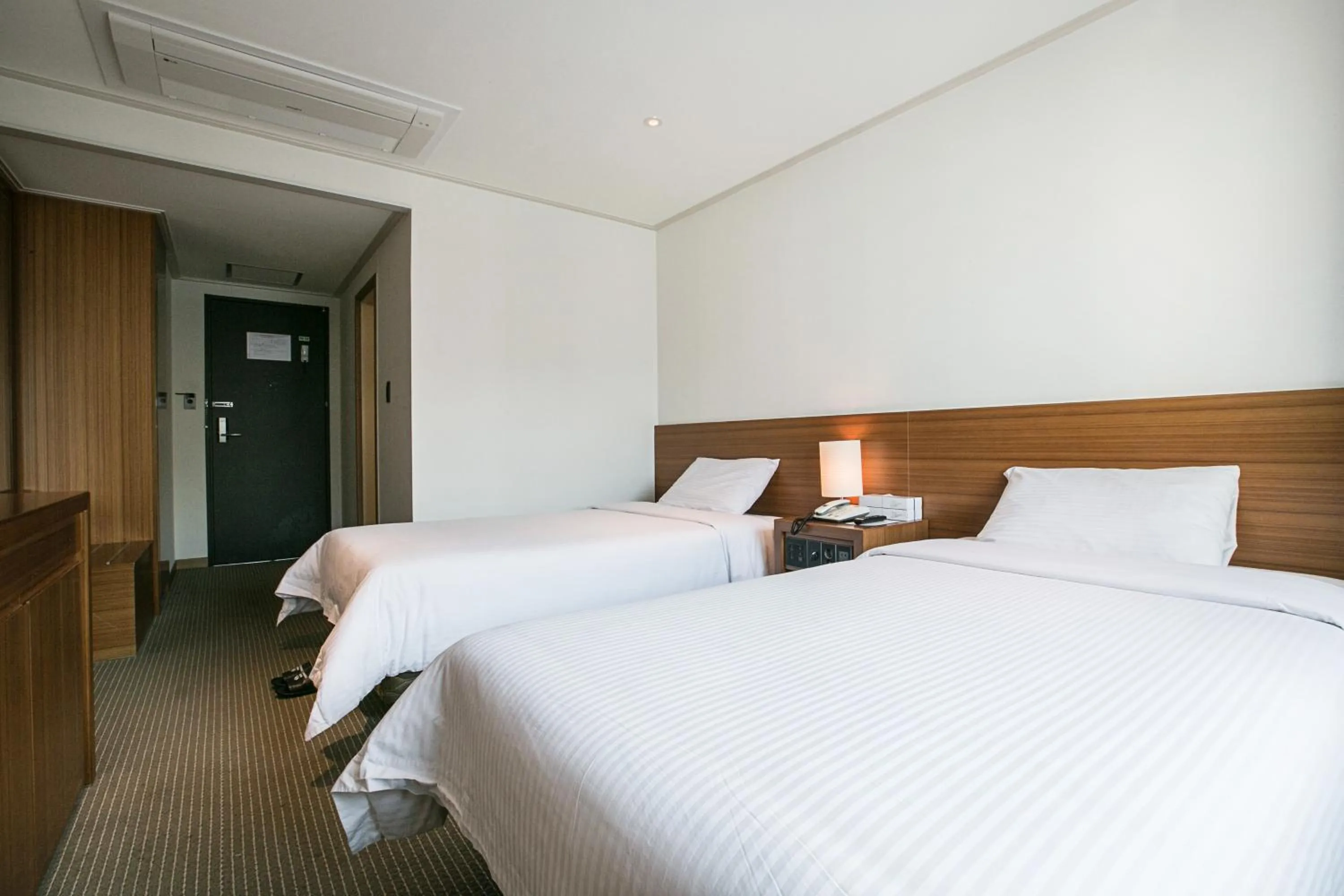 Bedroom, Bed in Busan Tourist Hotel