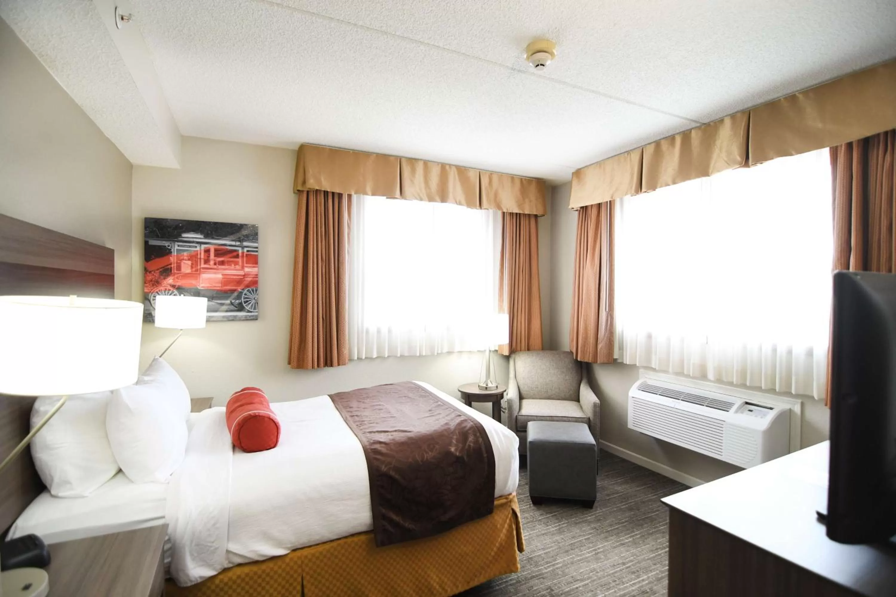 Photo of the whole room, Bed in Best Western Plus Sandusky Hotel & Suites