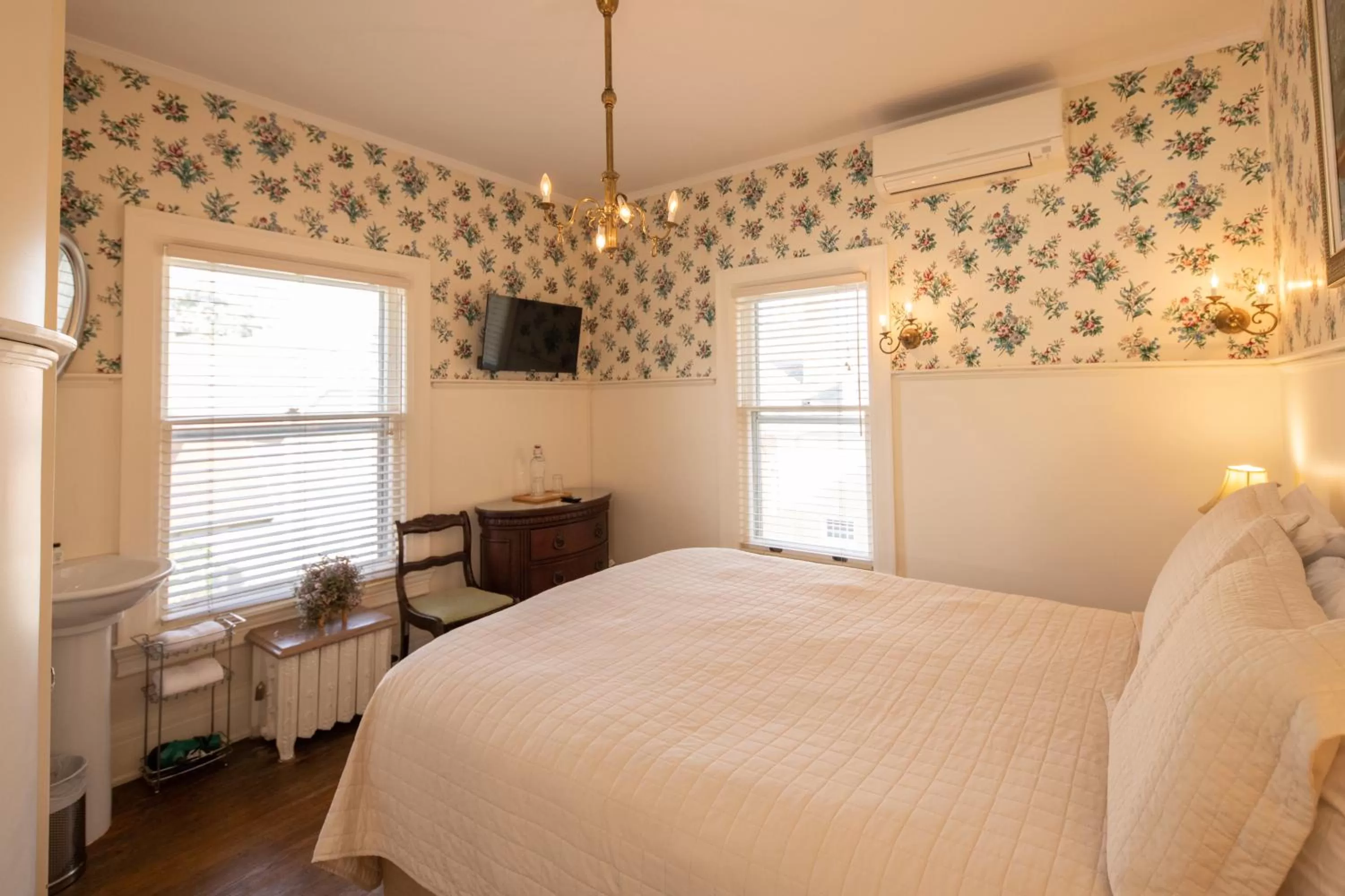 Bedroom, Bed in Cartier Mansion