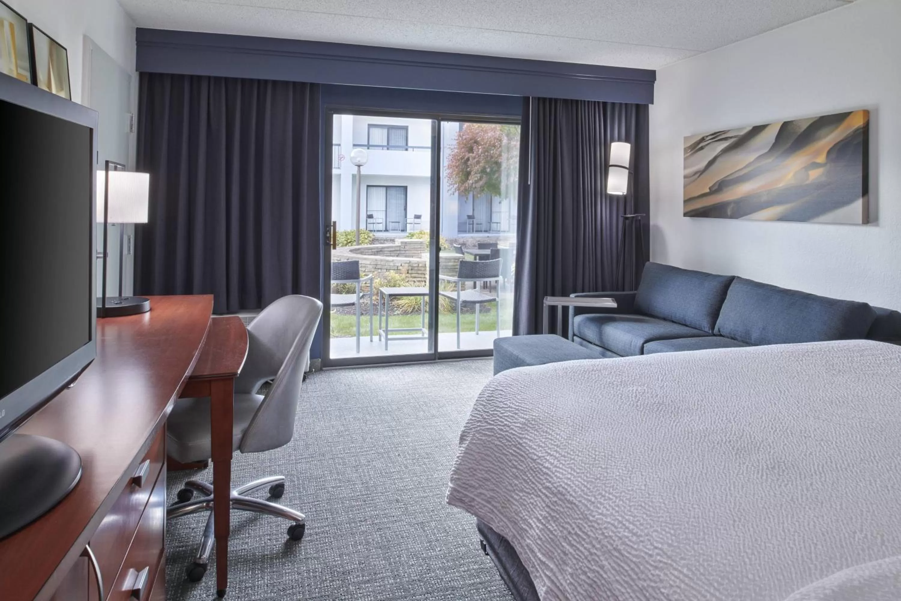 Photo of the whole room, Bed in Courtyard by Marriott Detroit Troy