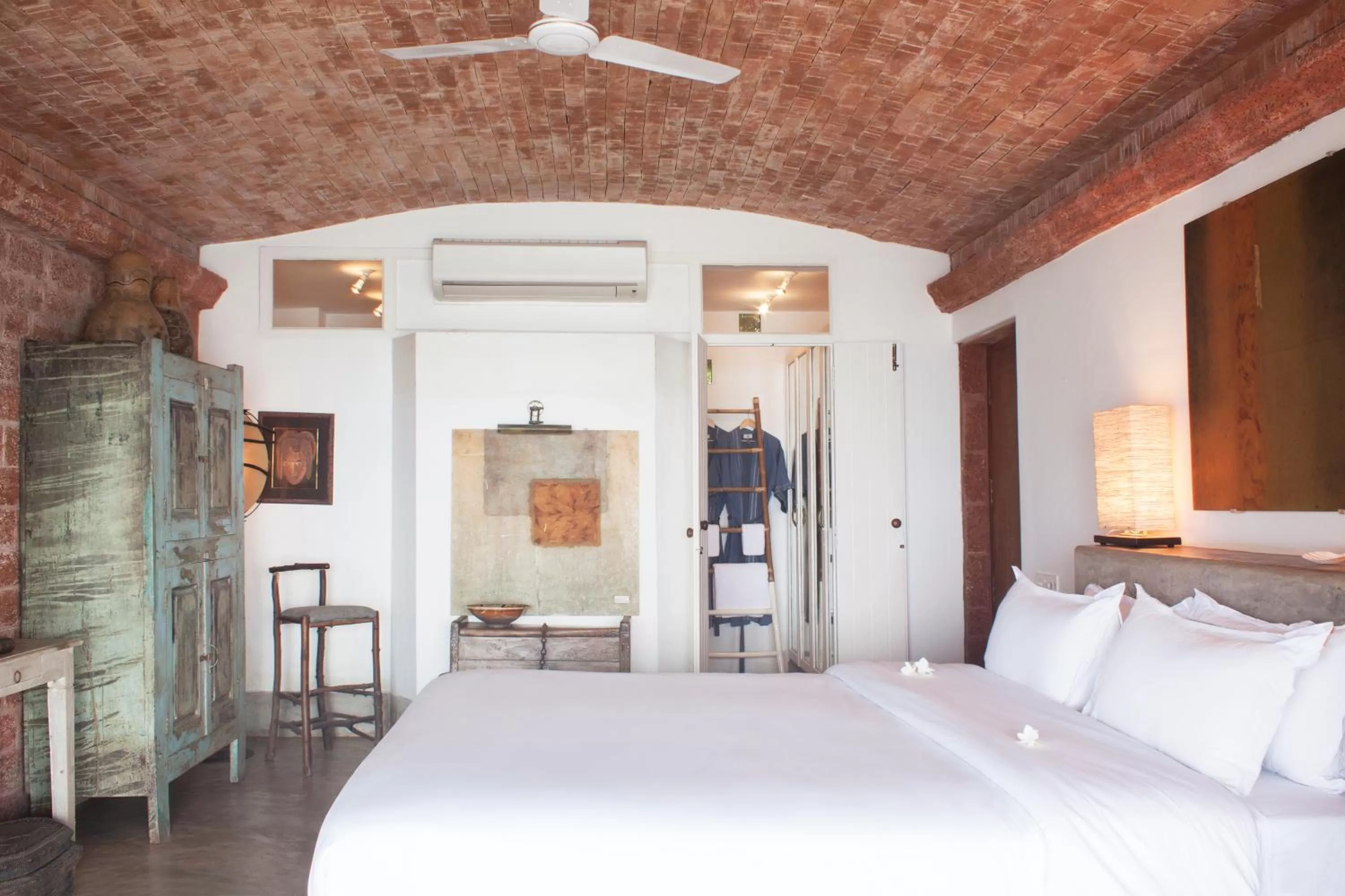 Photo of the whole room, Bed in Ahilya By The Sea