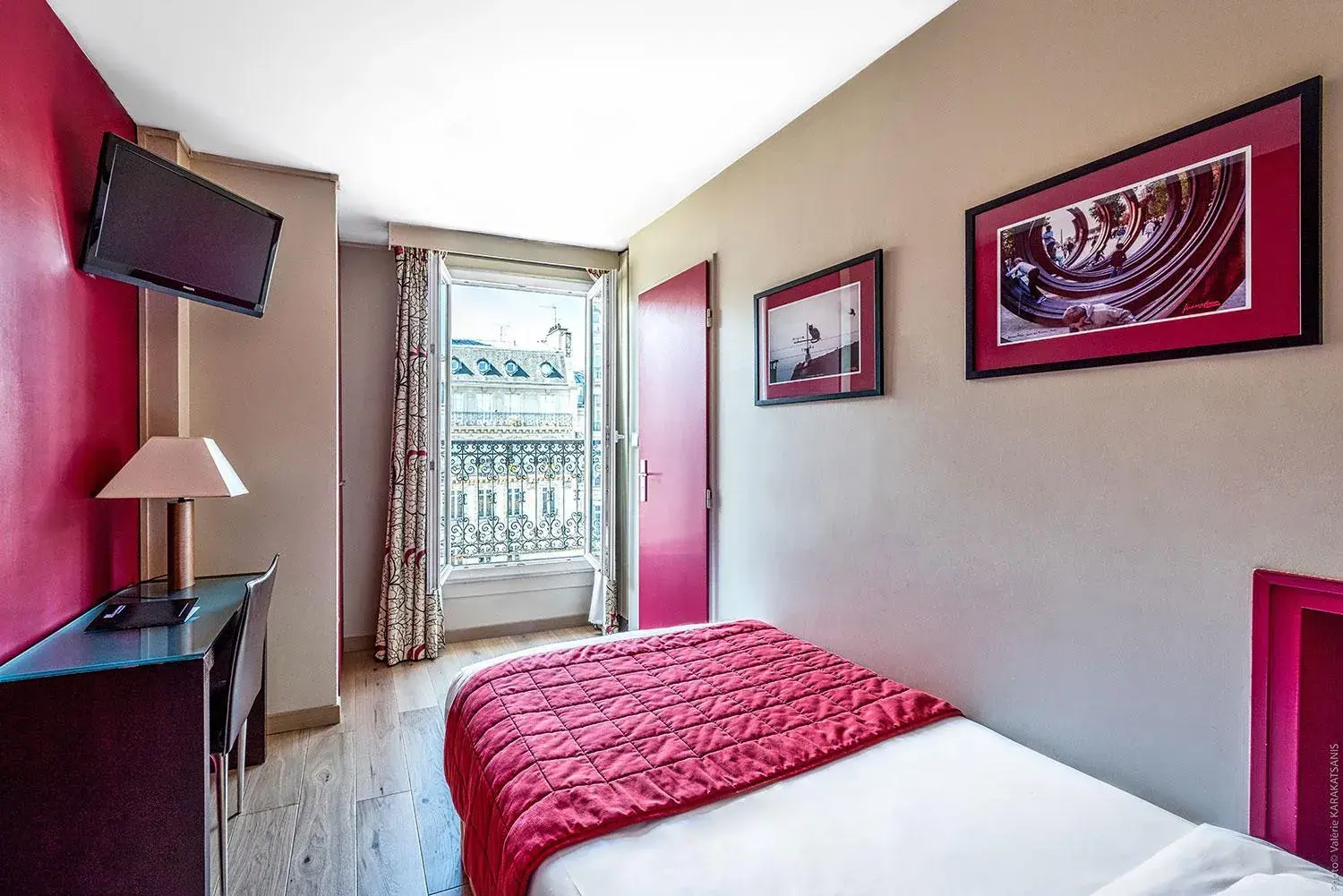 Single Room with View on the Arc de Triomphe in Etoile Park Hotel Single Room with View on the Arc de Triomphe in Etoile Park Hotel