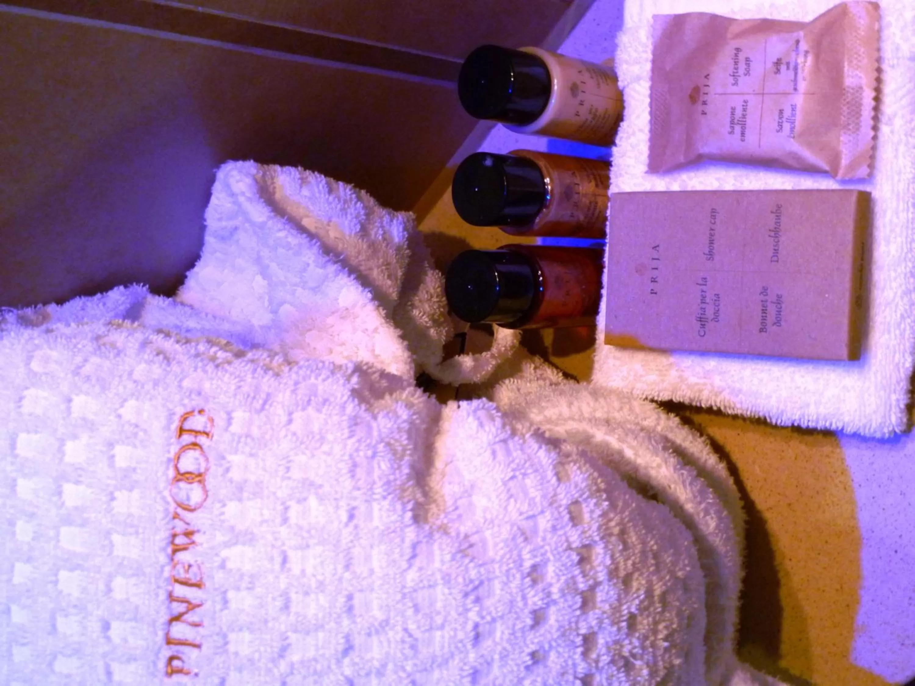 Bathroom, Bed in The Pinewood Hotel