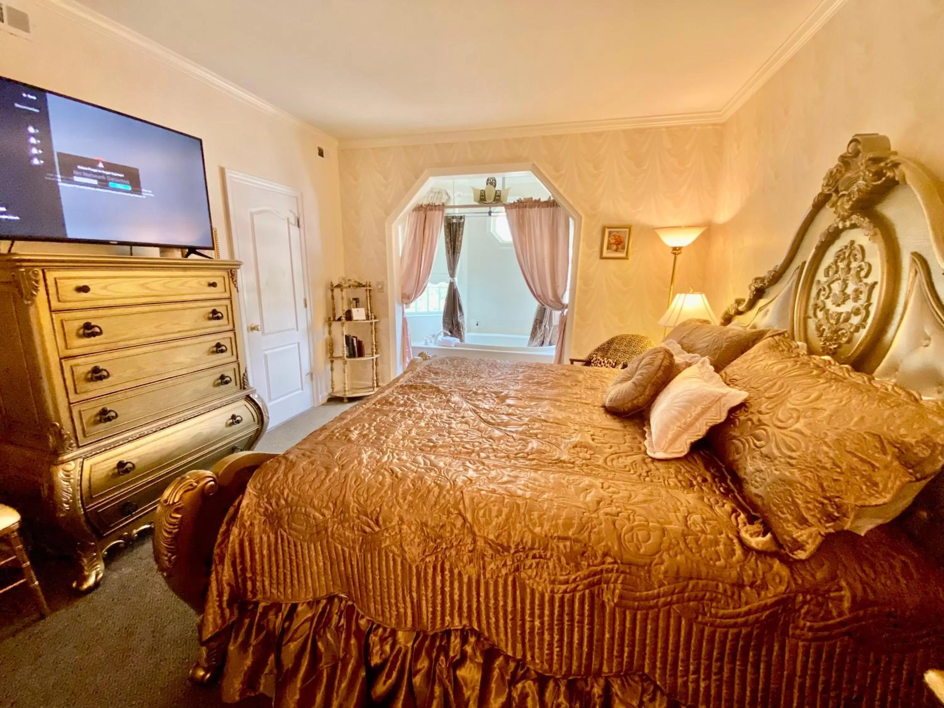 Photo of the whole room, Bed in The Cypress Inn