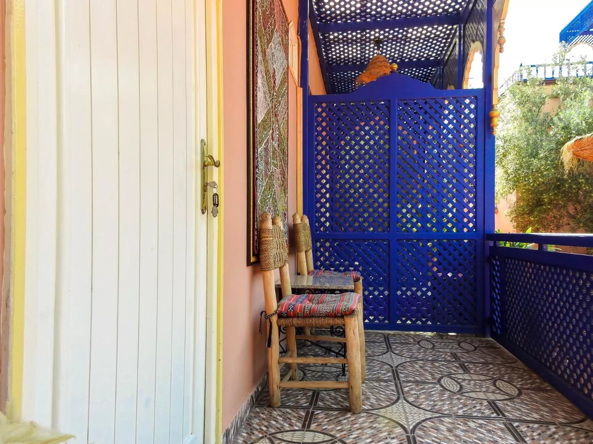 Facade/entrance in Le Bleu House