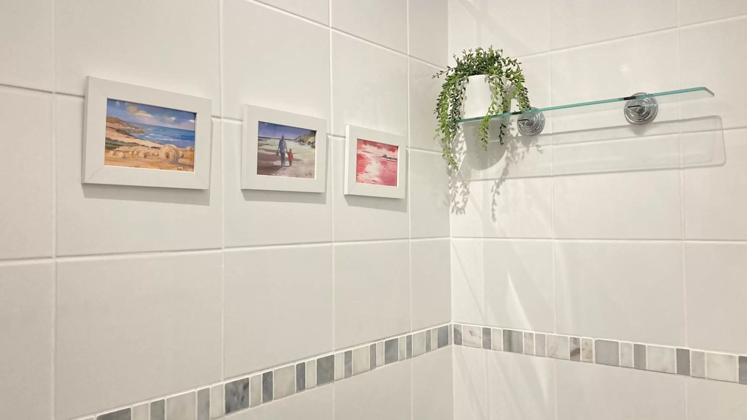 Shower in Hillcrest Bed & Breakfast