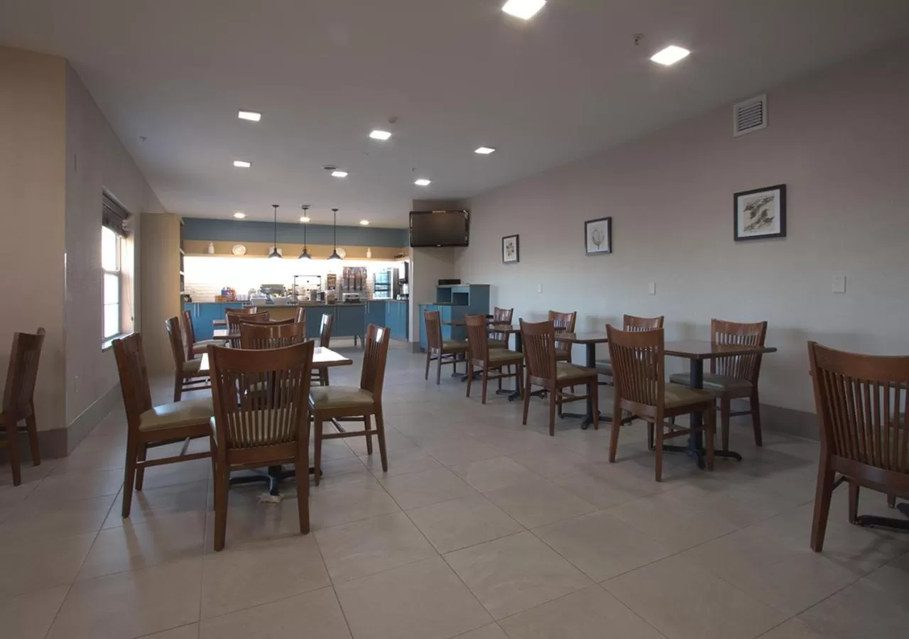 Restaurant/places to eat in Country Inn & Suites by Radisson, Moline Airport