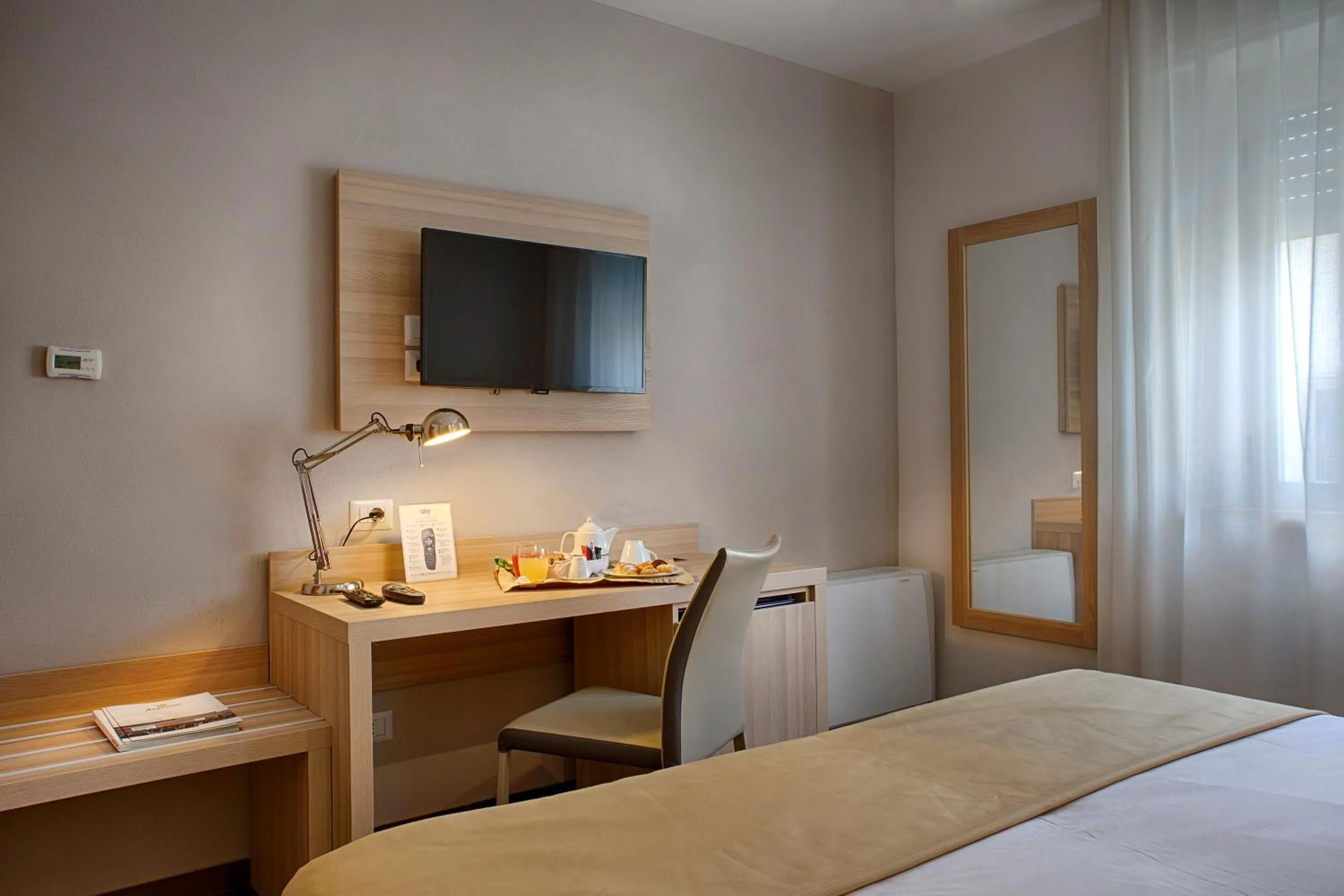 Photo of the whole room, Bed in American Hotel