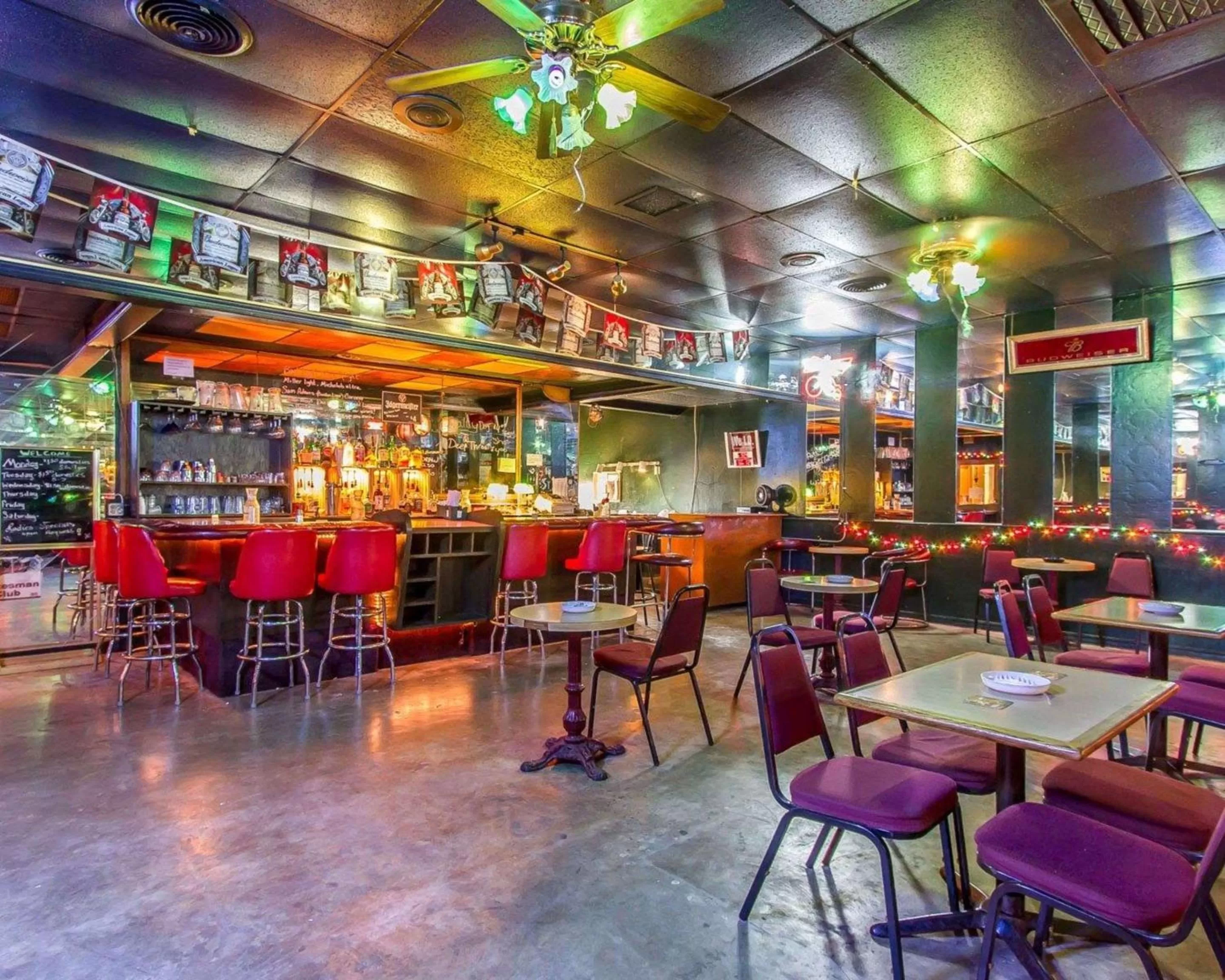 Lounge or bar in Quality Inn Ada near University