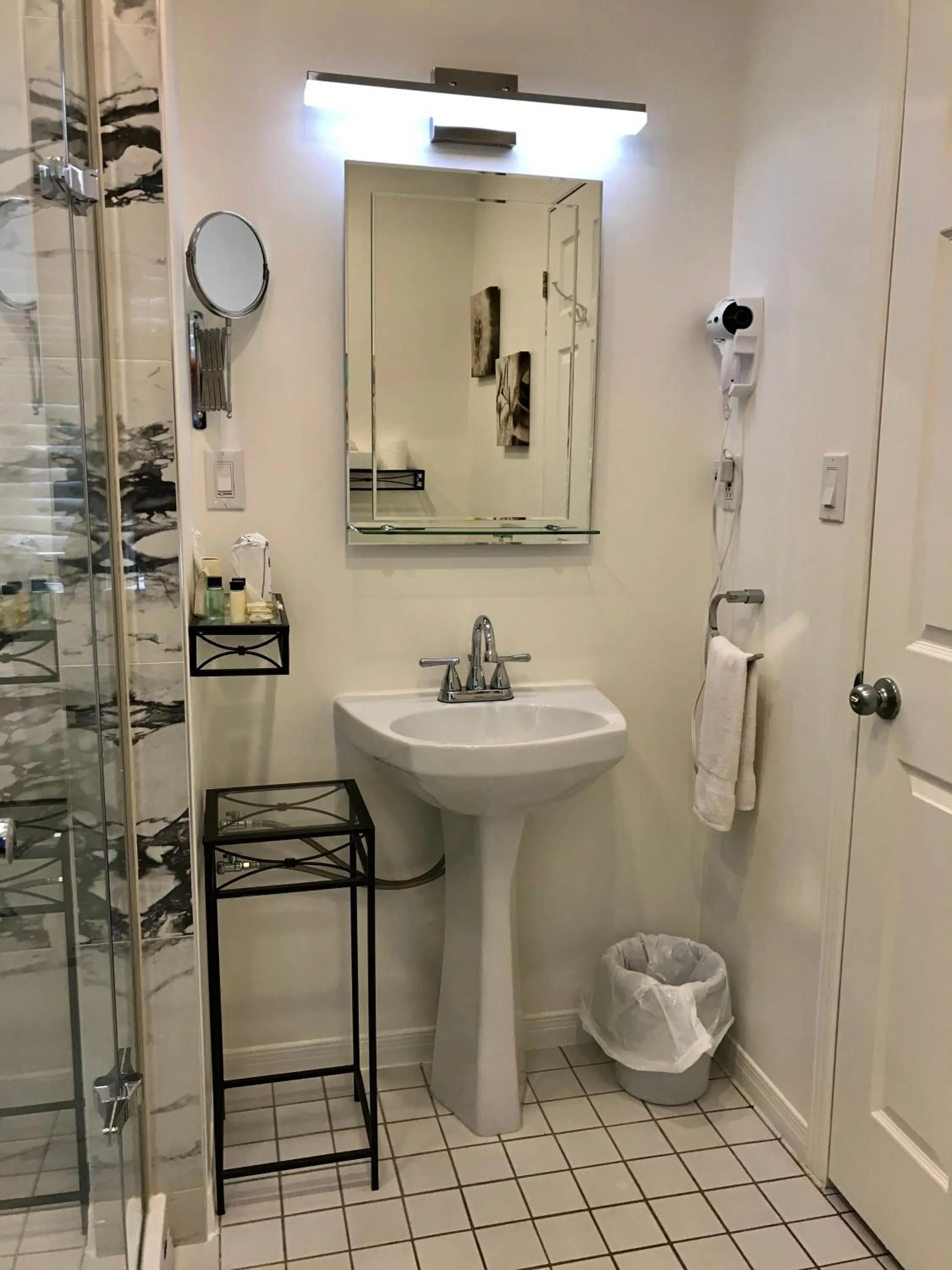 Bathroom in Auberge du Sault-à-la-Puce