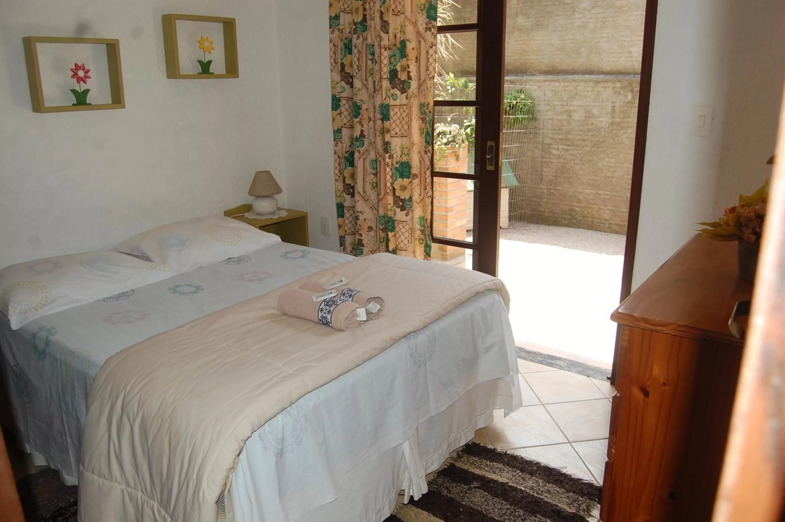 Photo of the whole room, Bed in Pousada Santa Genoveva campeche