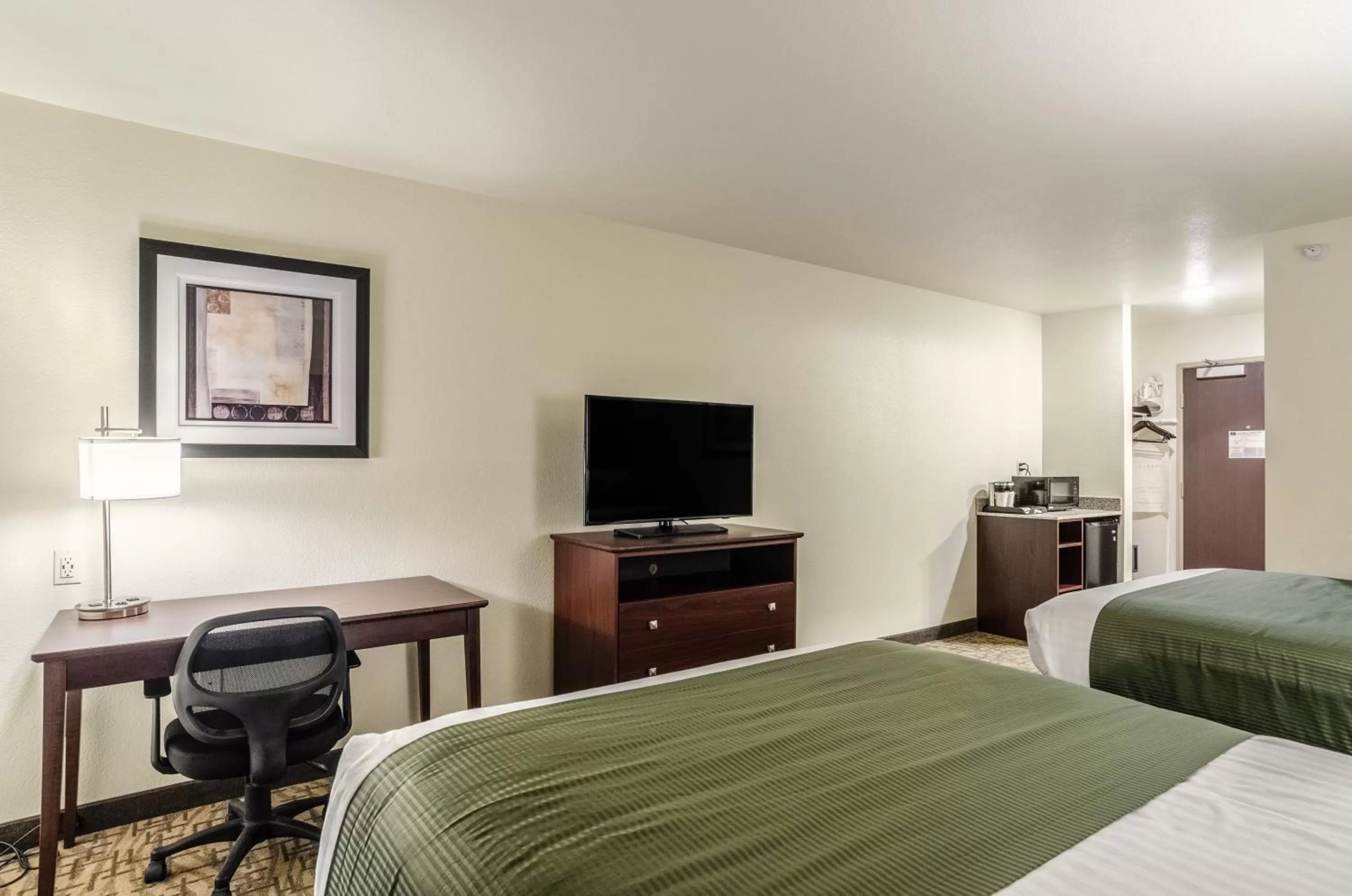 Photo of the whole room, Bed in Cobblestone Inn & Suites - Bridgeport